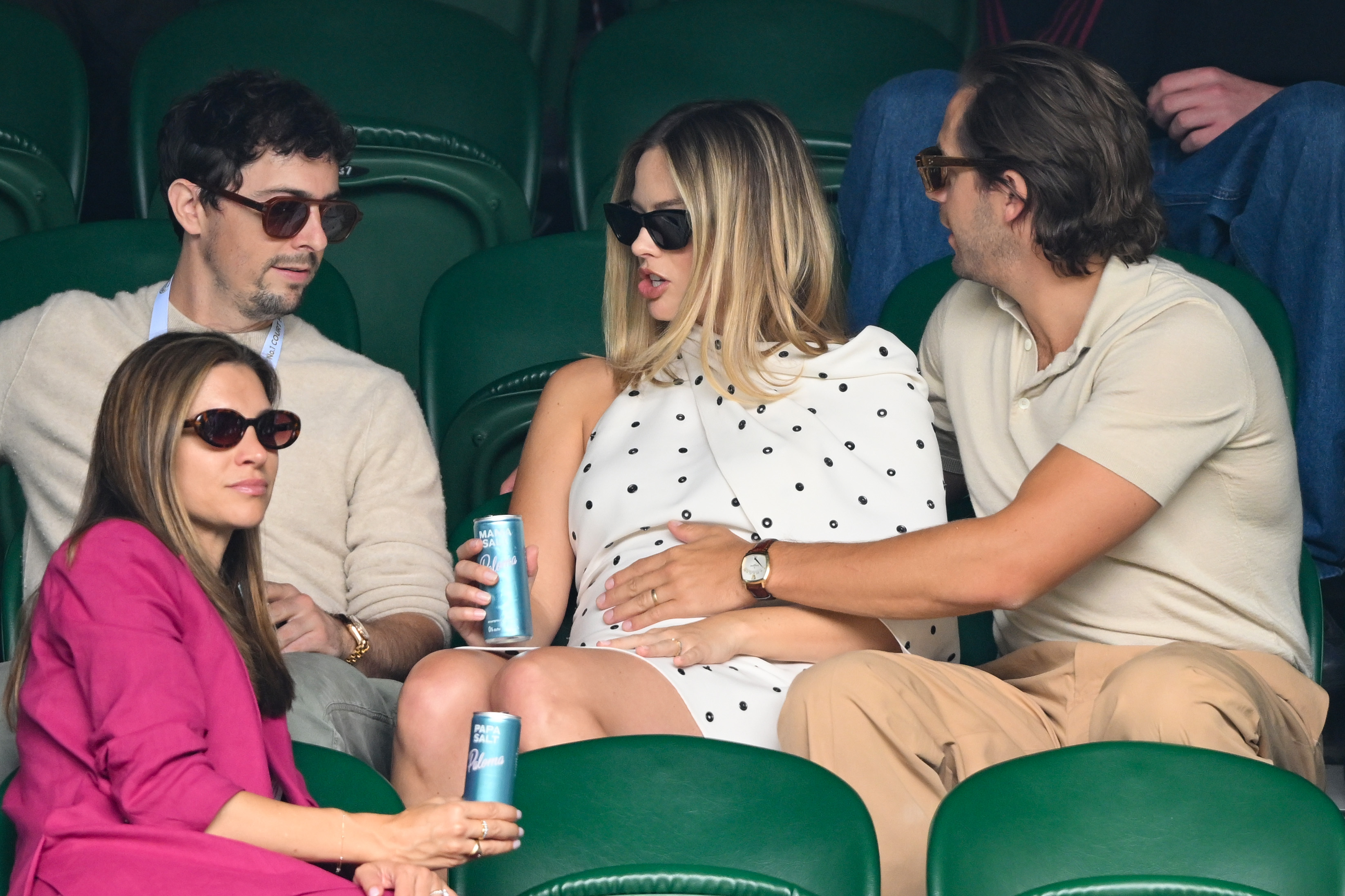 Josey McNamara, Margot Robbie und Tom Ackerley am Rande des Centre Courts an Tag zwölf der Wimbledon Tennis Championships in London, England, am 12. Juli 2024 | Quelle: Getty Images