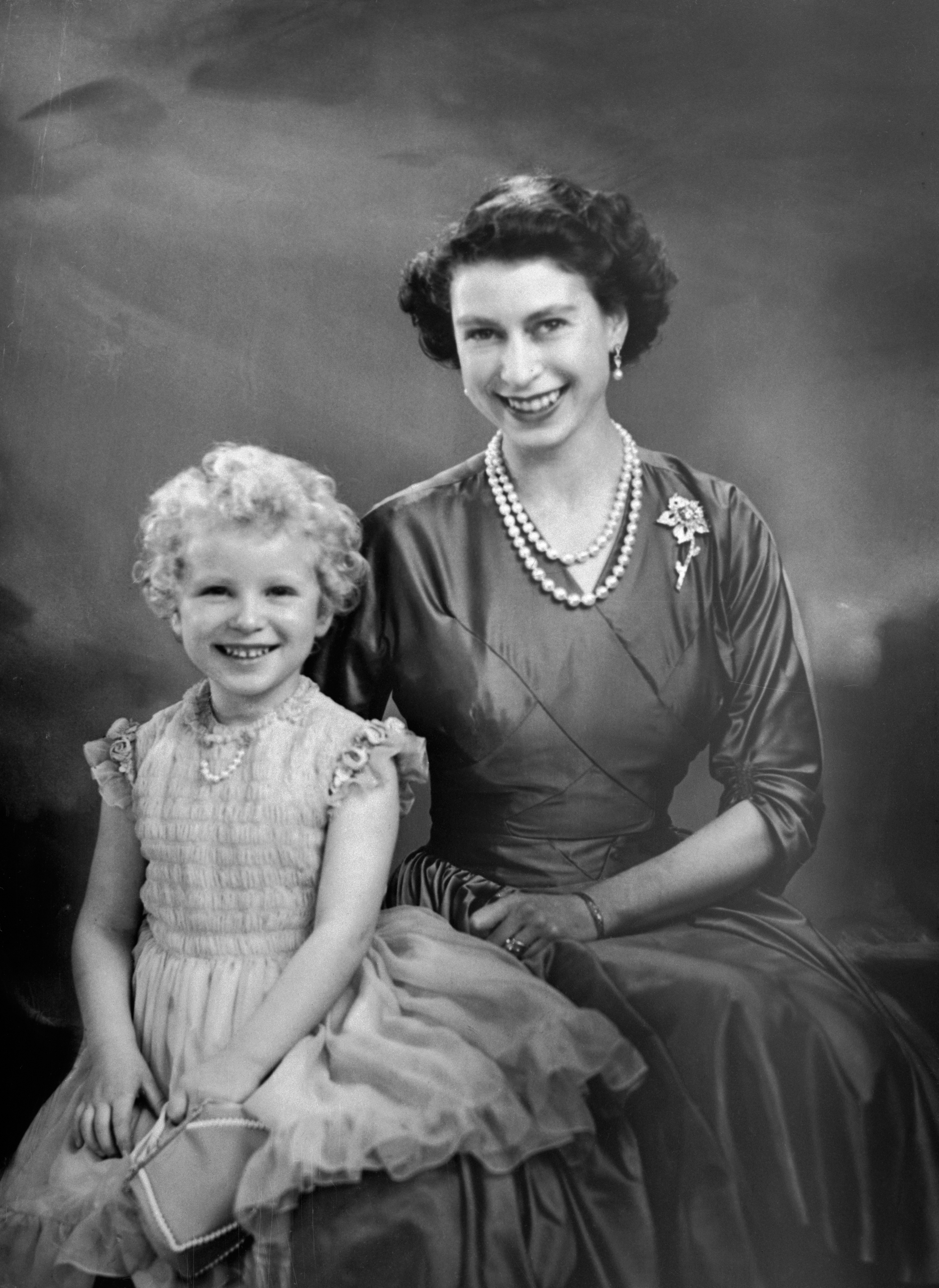 Prinzessin Anne und die verstorbene Königin Elisabeth II. posieren um 1954 für ein Porträt. | Quelle: Getty Images