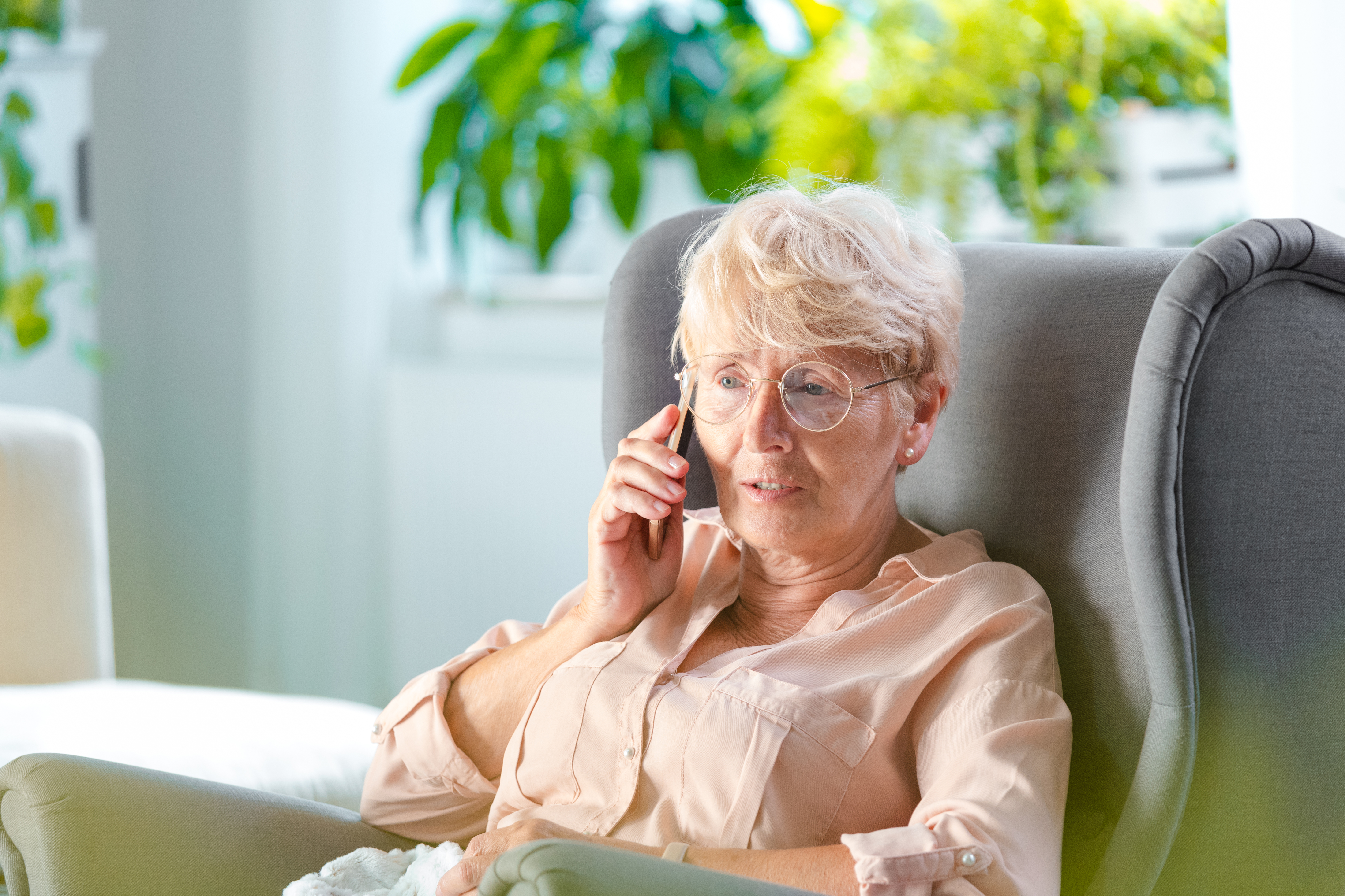 Ältere Frau spricht mit dem Handy | Quelle: Getty Images