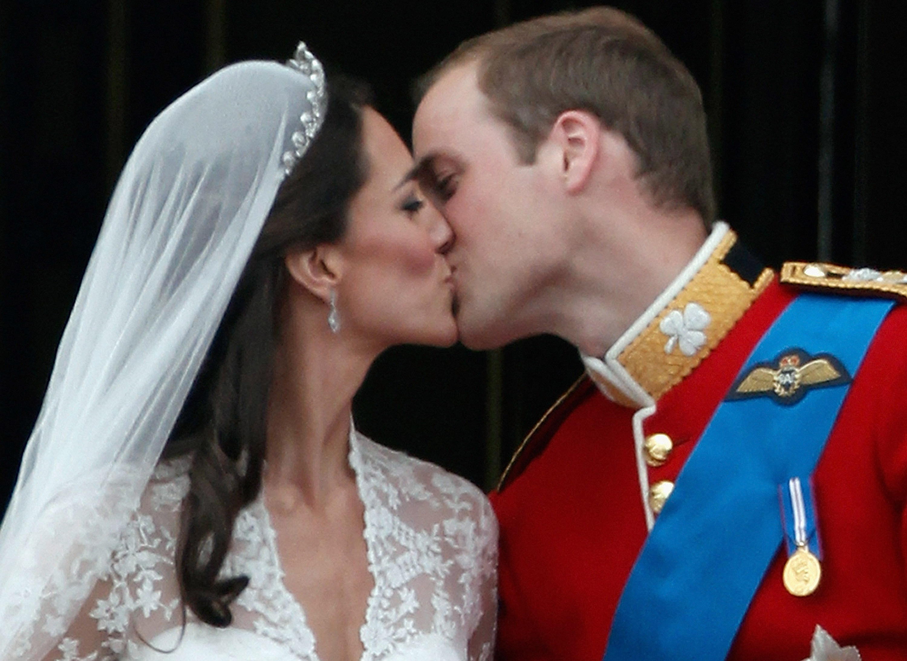 Catherine Middleton und Prinz William küssen sich am 29. April 2011 in London, England, auf dem Balkon des Buckingham Palace. | Quelle: Getty Images