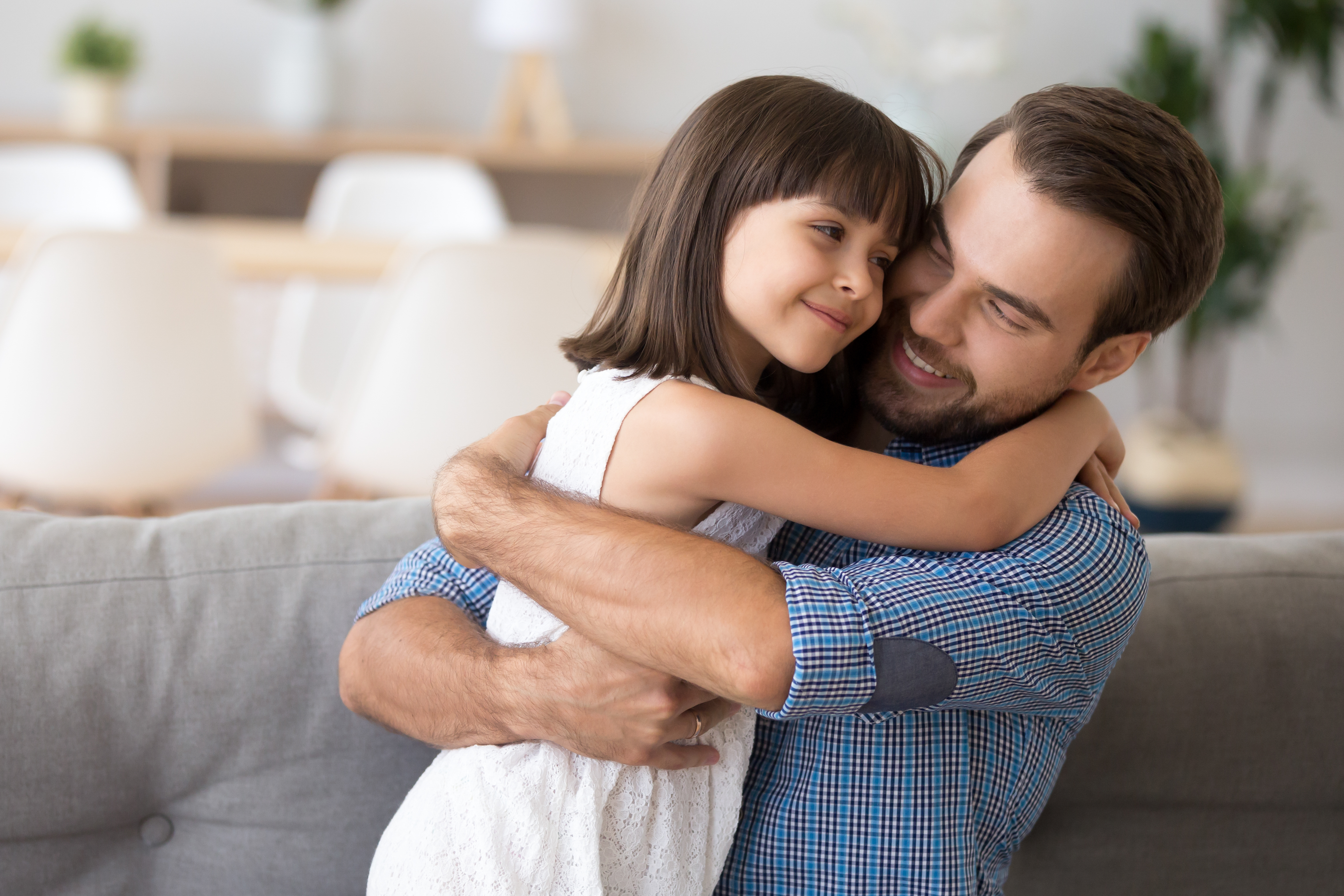 Ein Vater und seine Tochter, die sich umarmen | Quelle: Shutterstock