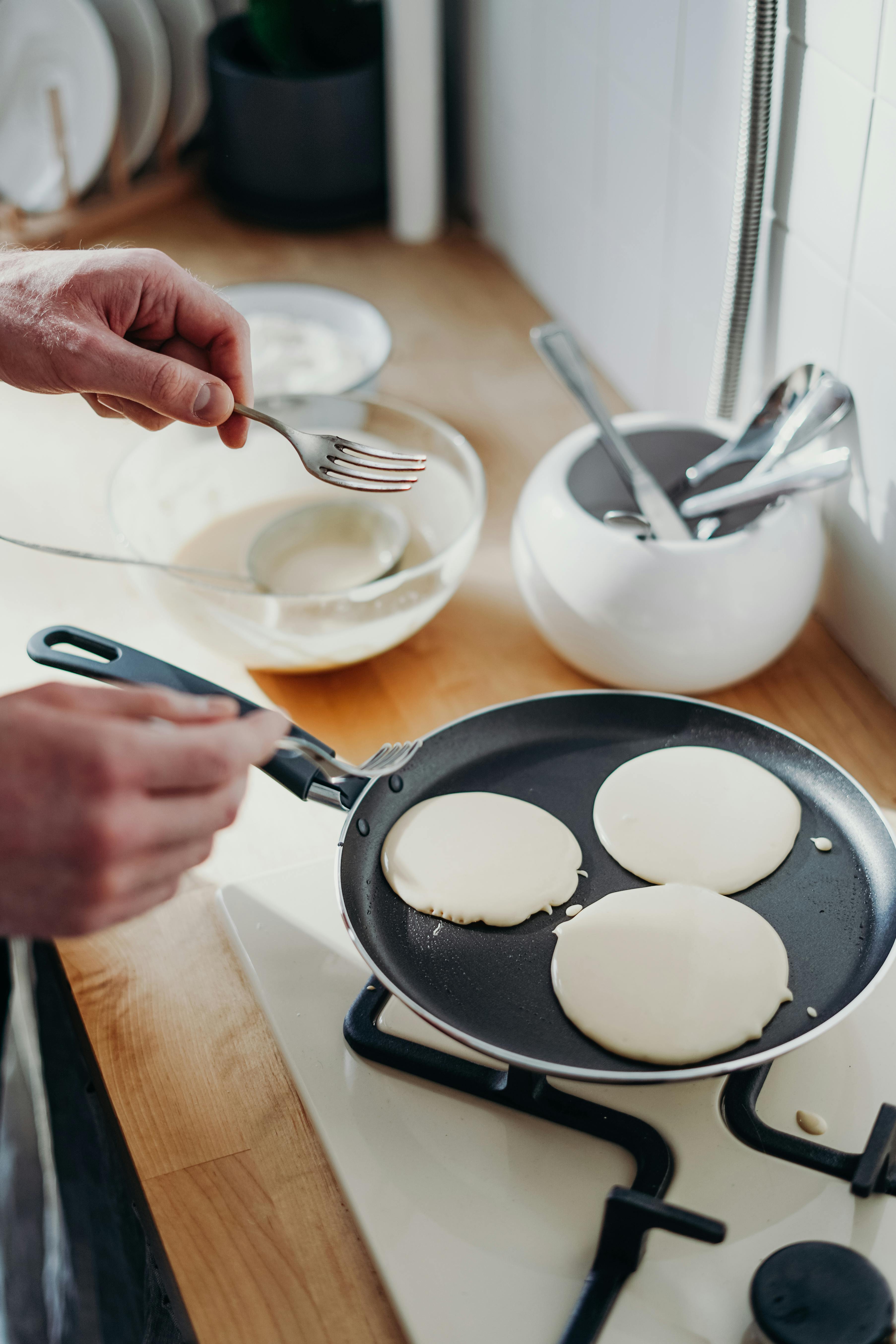 Mann macht Pfannkuchen | Quelle: Pexels