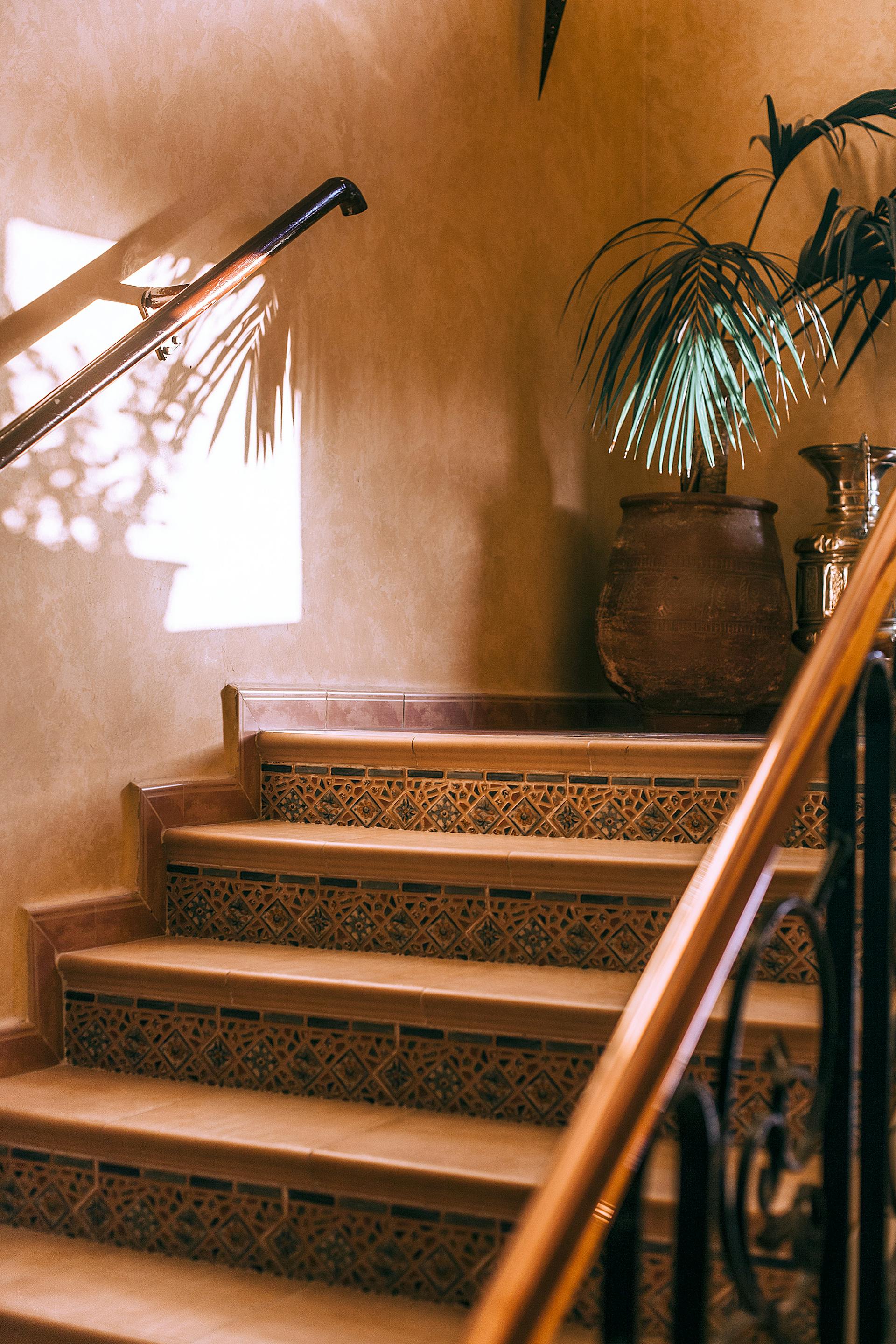 Eine braun gefärbte Steintreppe in einem Haus | Quelle: Pexels