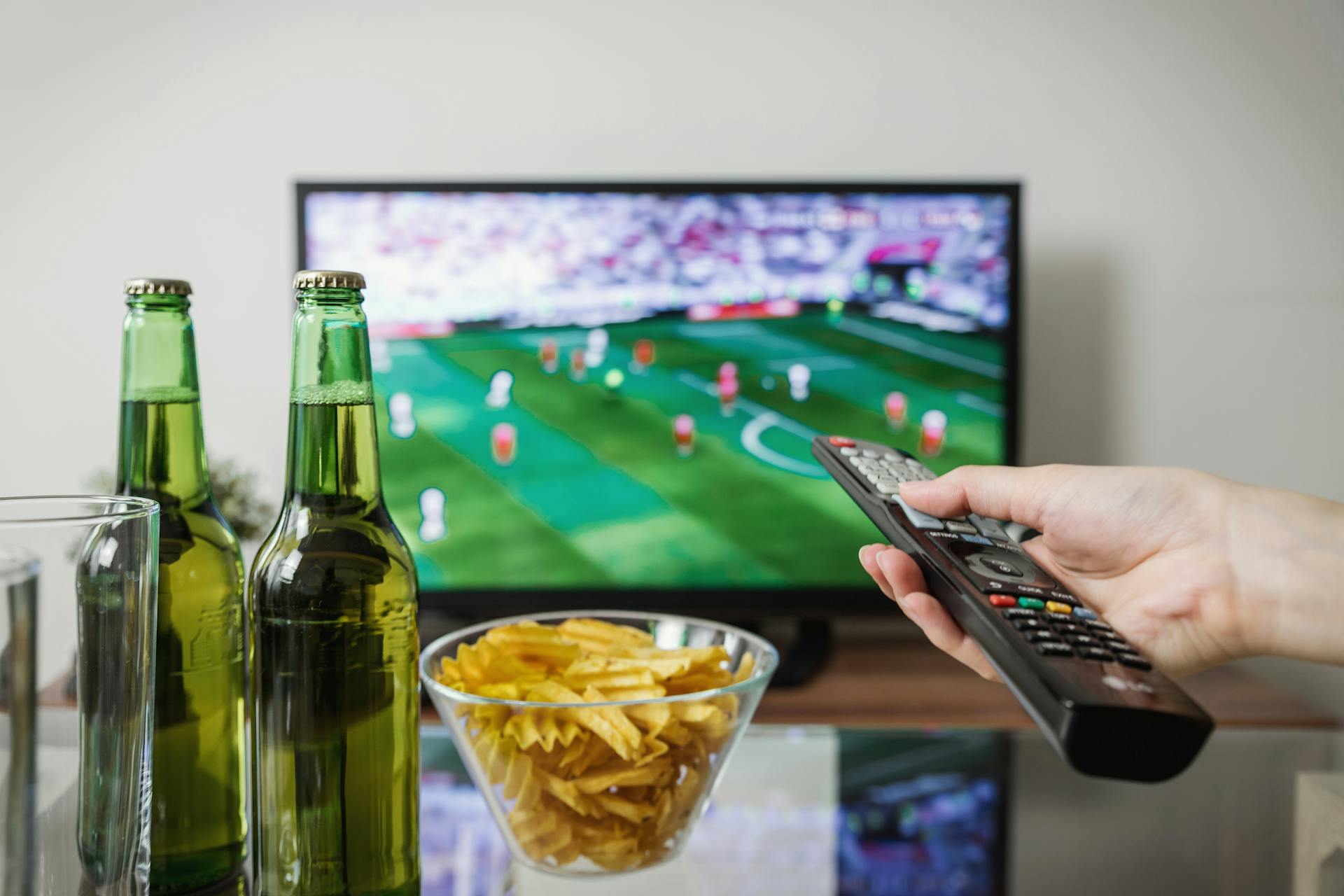 Eine Person sieht sich Sport im Fernsehen an | Quelle: Pexels