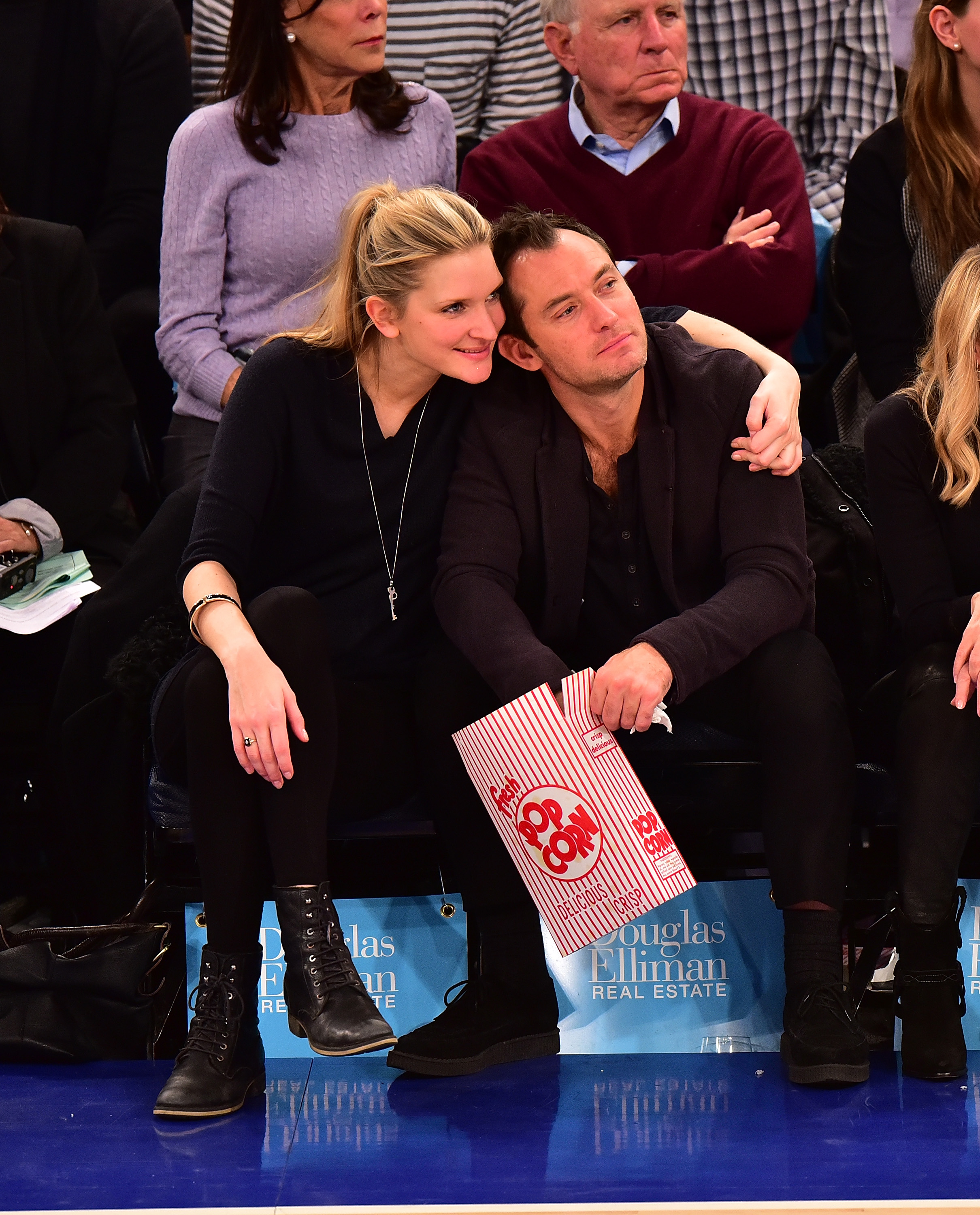 Phillipa Coan und Jude Law auf dem Foto im Madison Square Garden am 26. Februar 2016 | Quelle: Getty Images