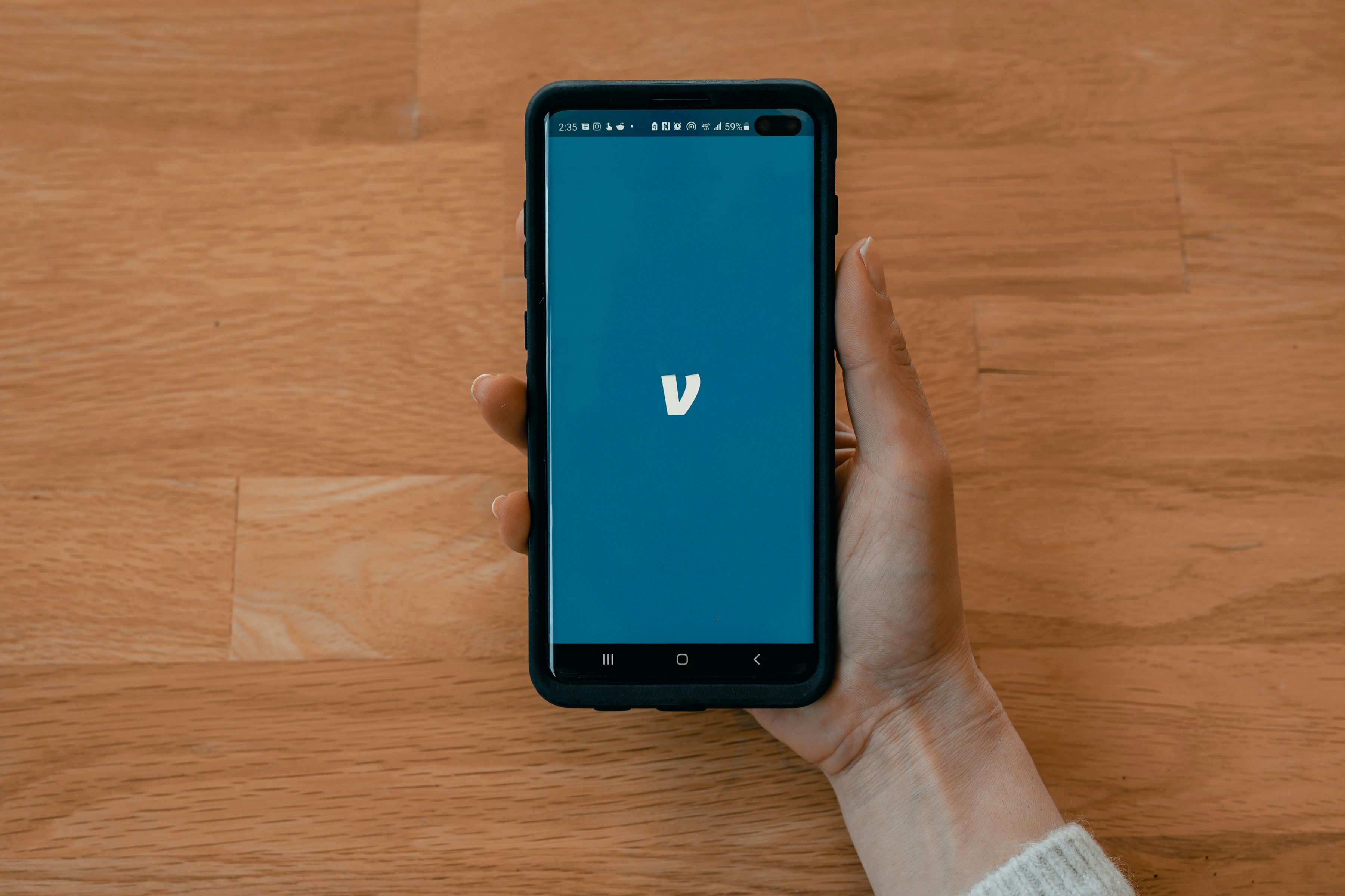 Eine Person hält ein Handy in der Hand | Quelle: Unsplash