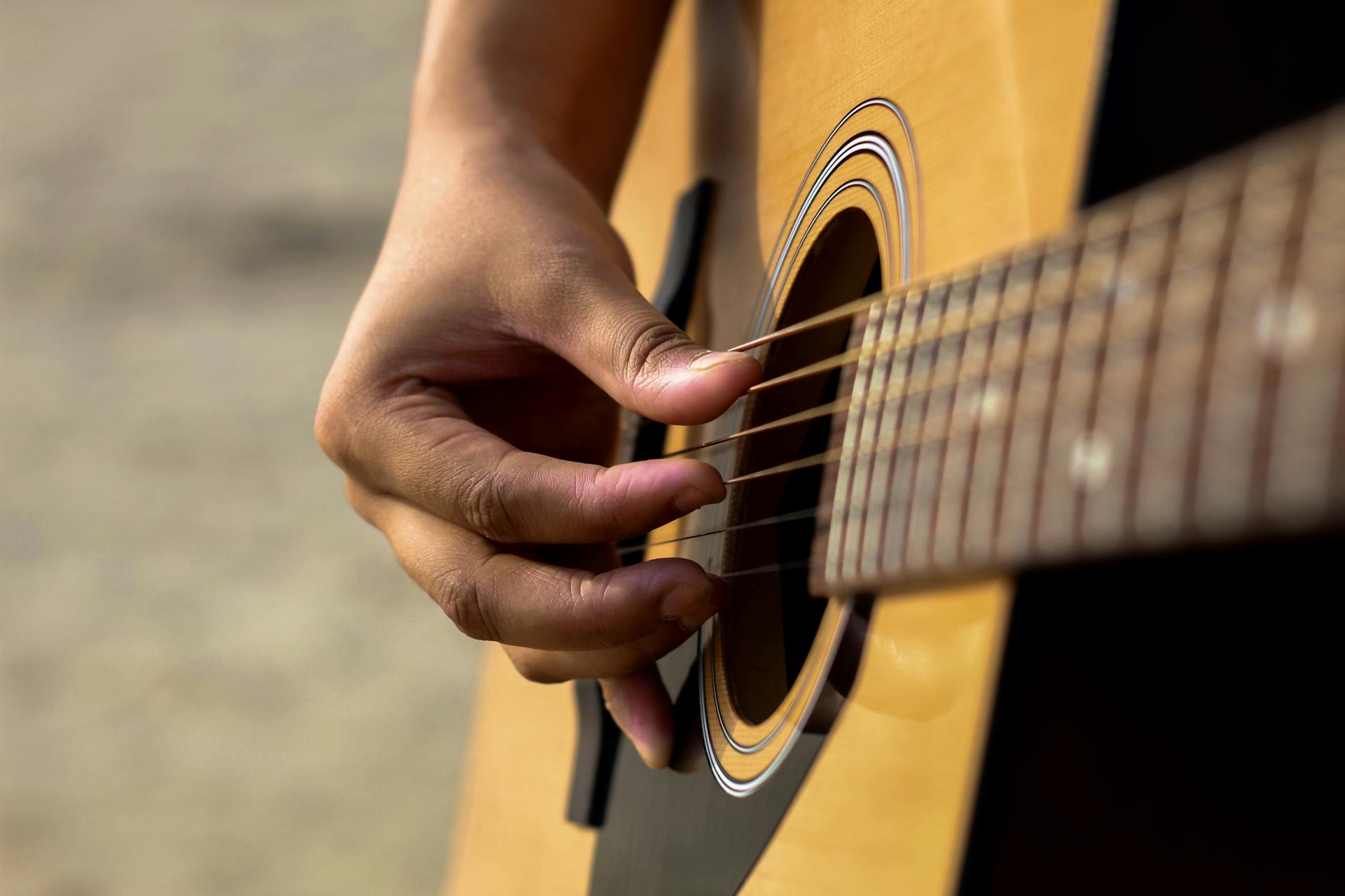 Eine Person spielt Gitarre | Quelle: Pexels