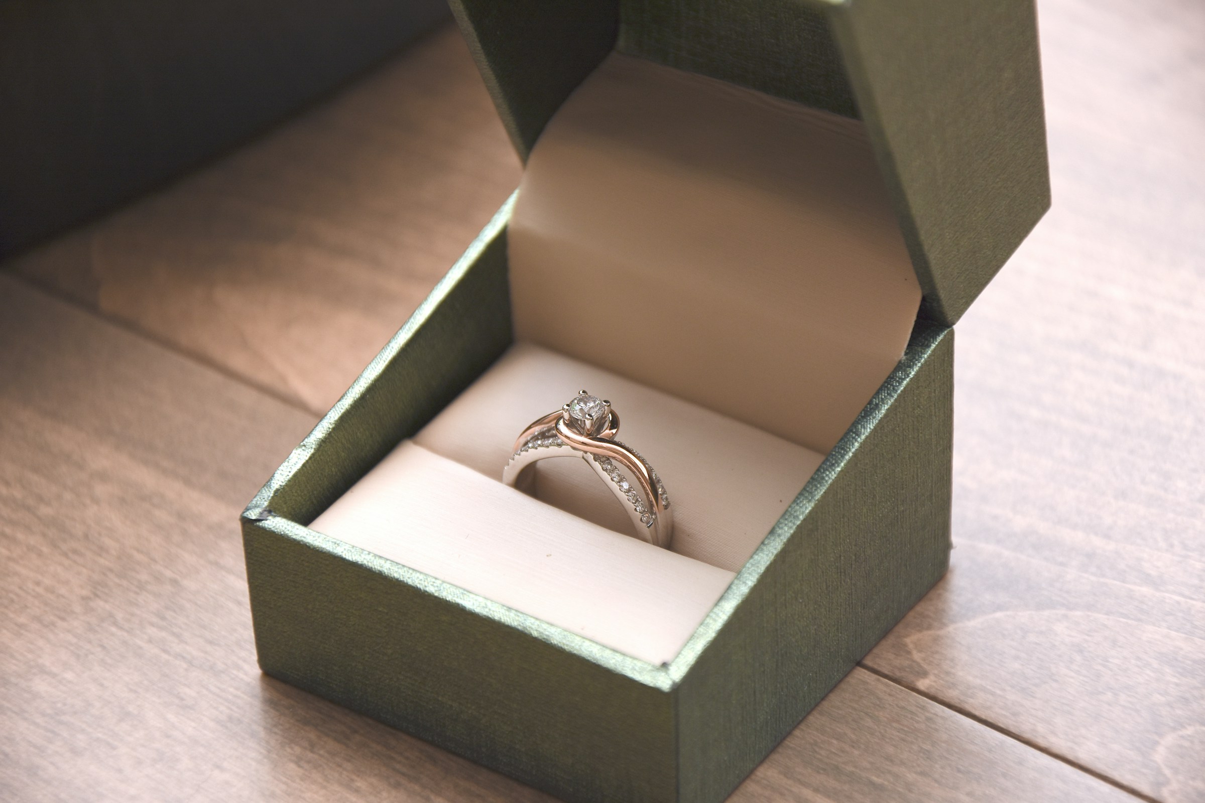 Ein silberner Ring in einer Schachtel | Quelle: Unsplash