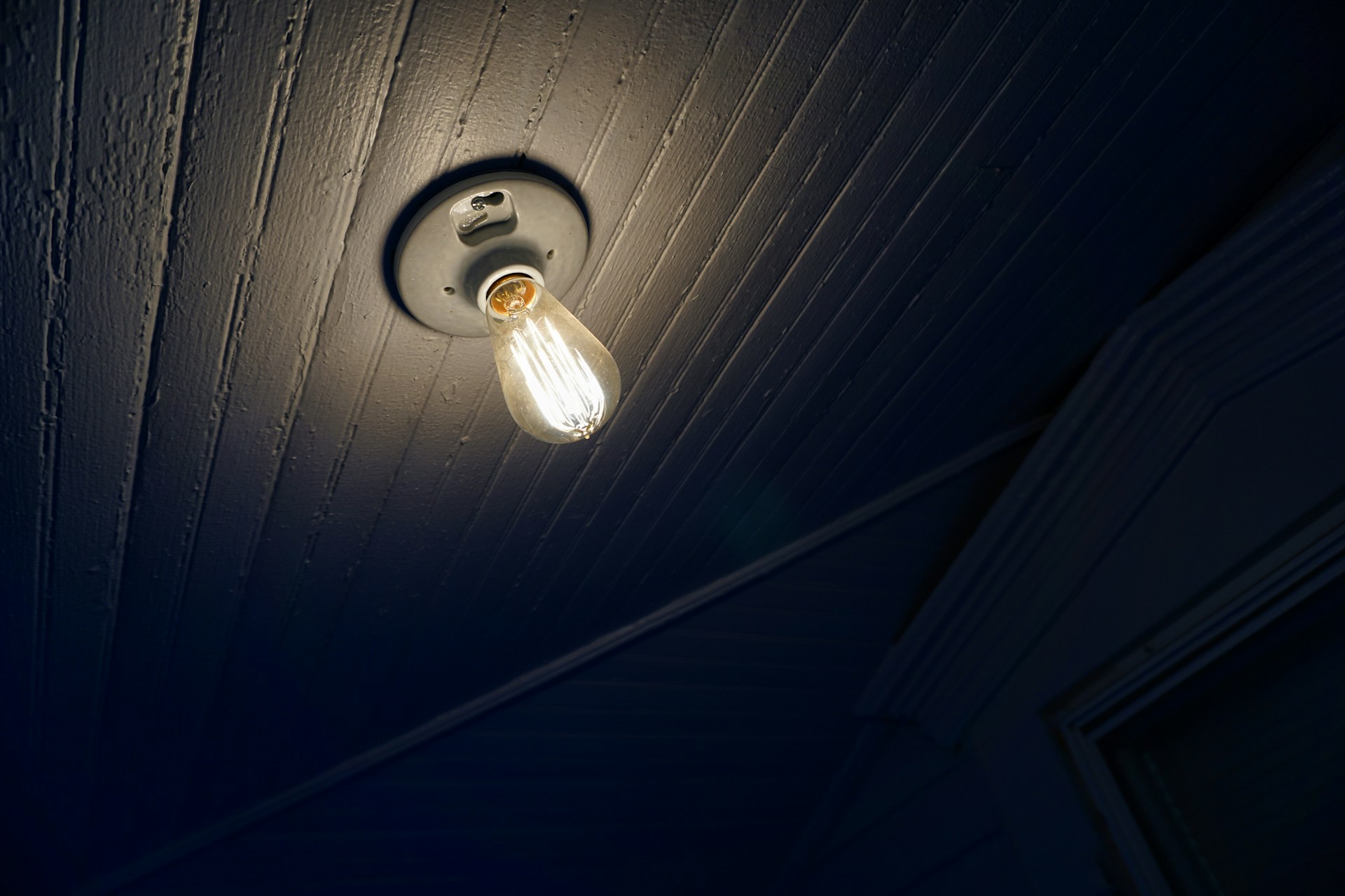 Eine Glühbirne an einer Decke | Quelle: Unsplash
