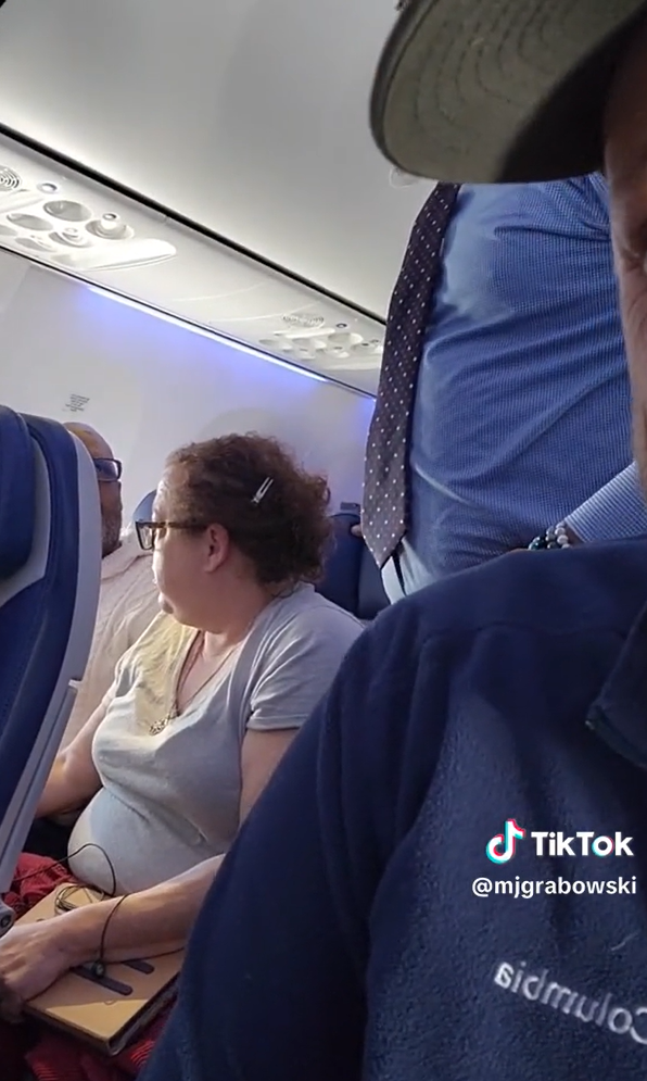 Der Passagier, der neben dem aufgebrachten Mann saß, reagierte, als dieser das Personal der Fluggesellschaft weiter anschrie | Quelle: TikTok/mjgrabowski