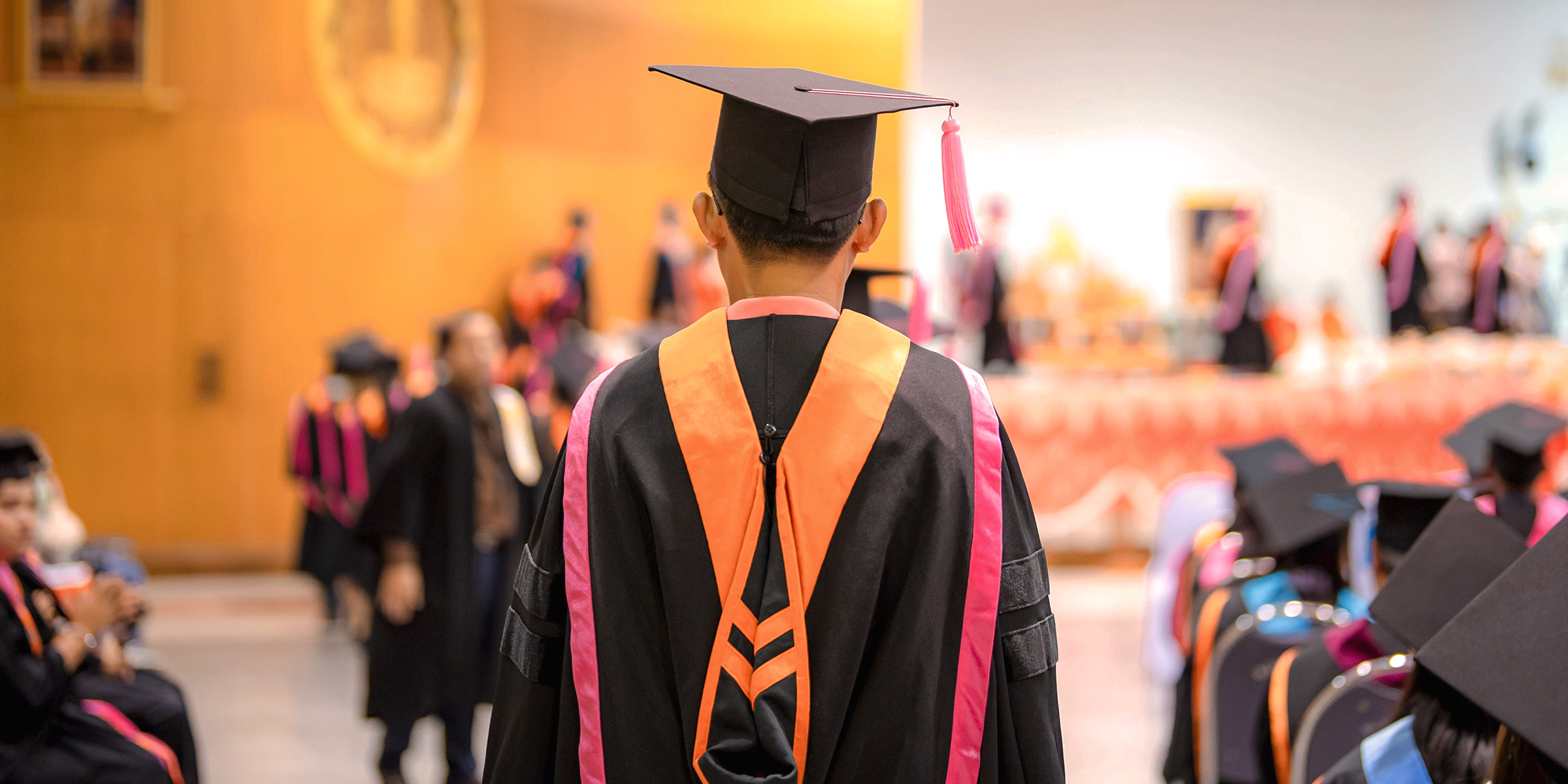 College-Studenten bei einer Abschlussfeier | Quelle: Shutterstock