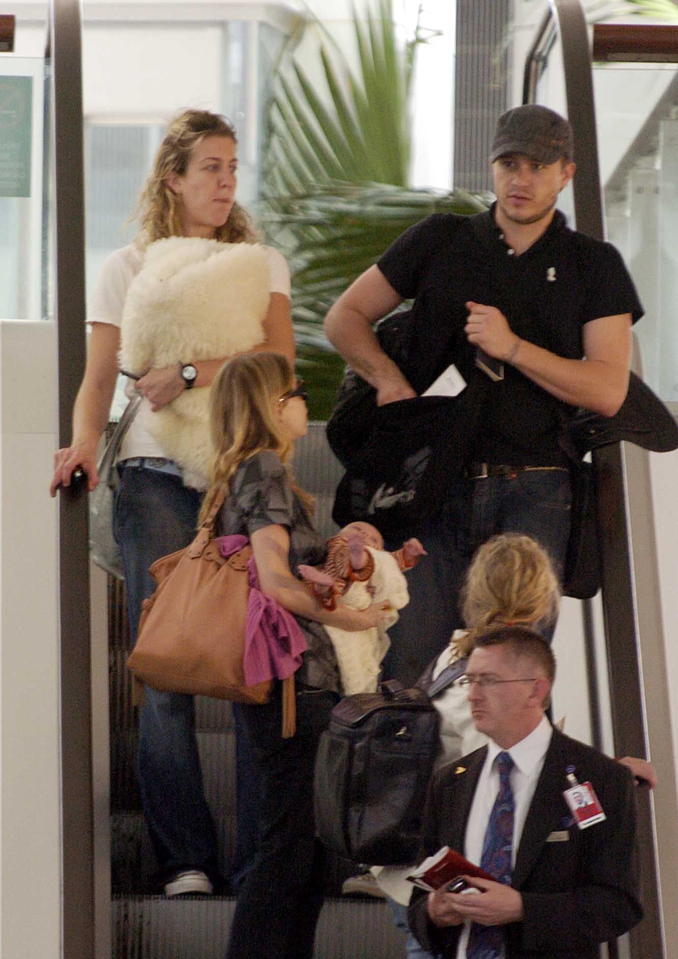 Heath Ledger mit Ehefrau Michelle Williams und Tochter Matilda Rose Ledger auf dem Weg nach New York am 14. Januar 2006 in Sydney, Australien | Quelle: Getty Images