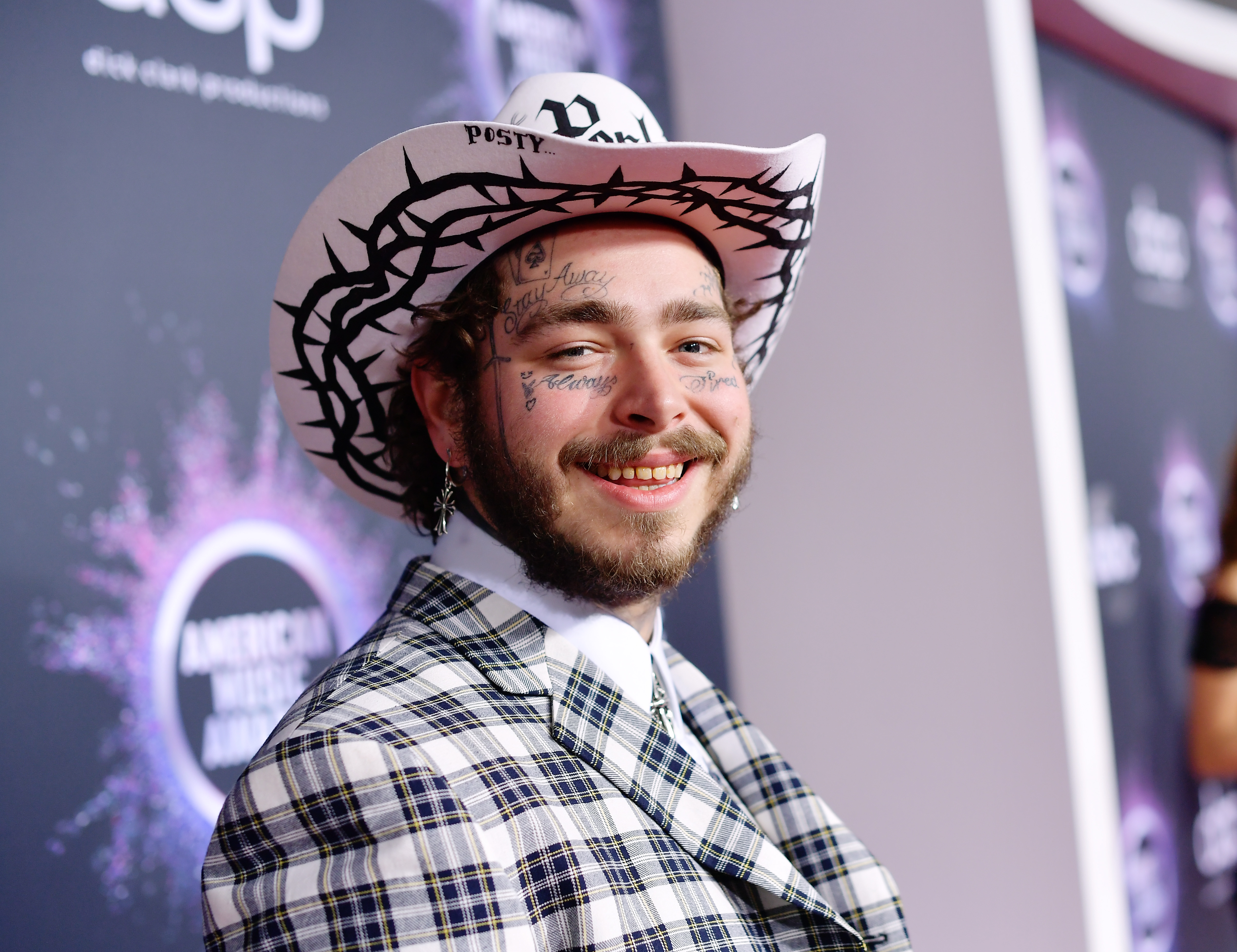 Post Malone besucht die American Music Awards 2019 am 24. November 2019 in Los Angeles, Kalifornien. | Quelle: Getty Images