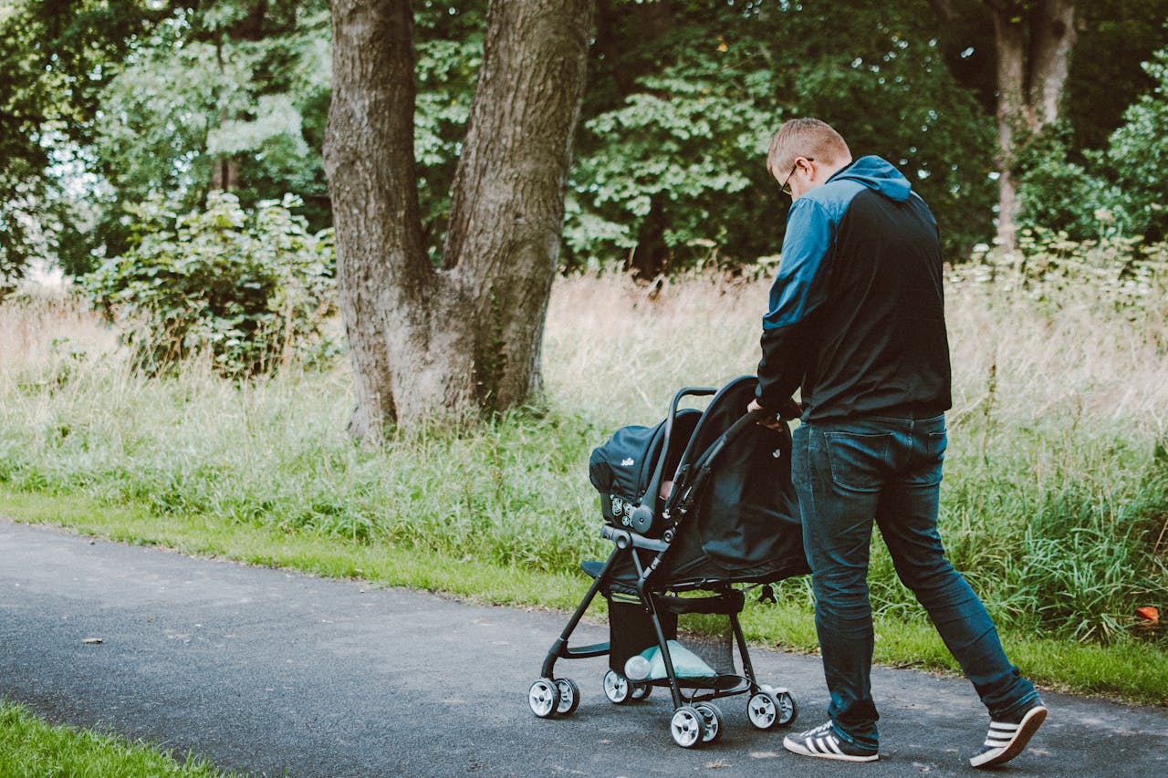 Ein Mann, der einen Kinderwagen schiebt | Quelle: Pexels