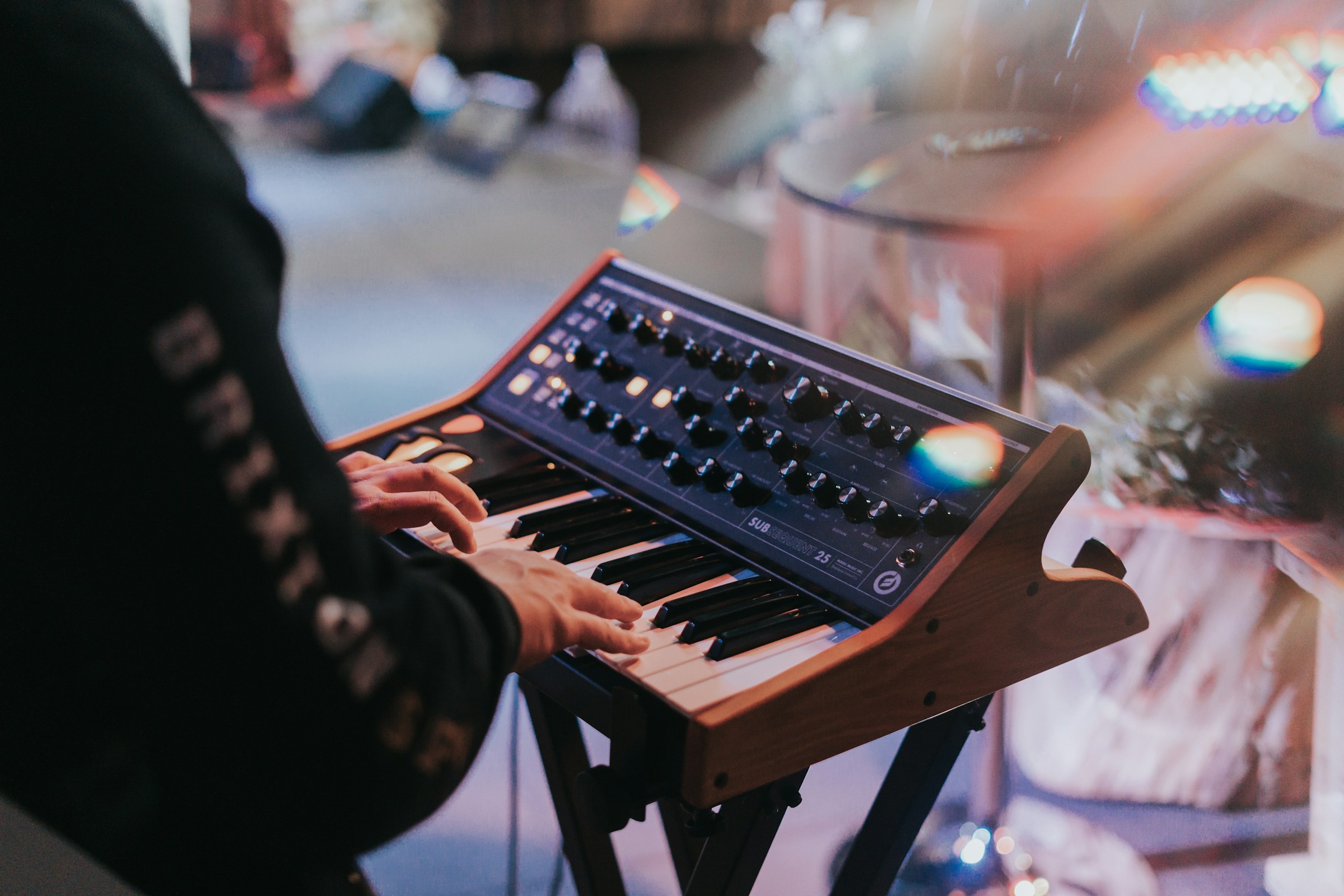 Ein Mann mit einem Synthesizer | Quelle: Unsplash