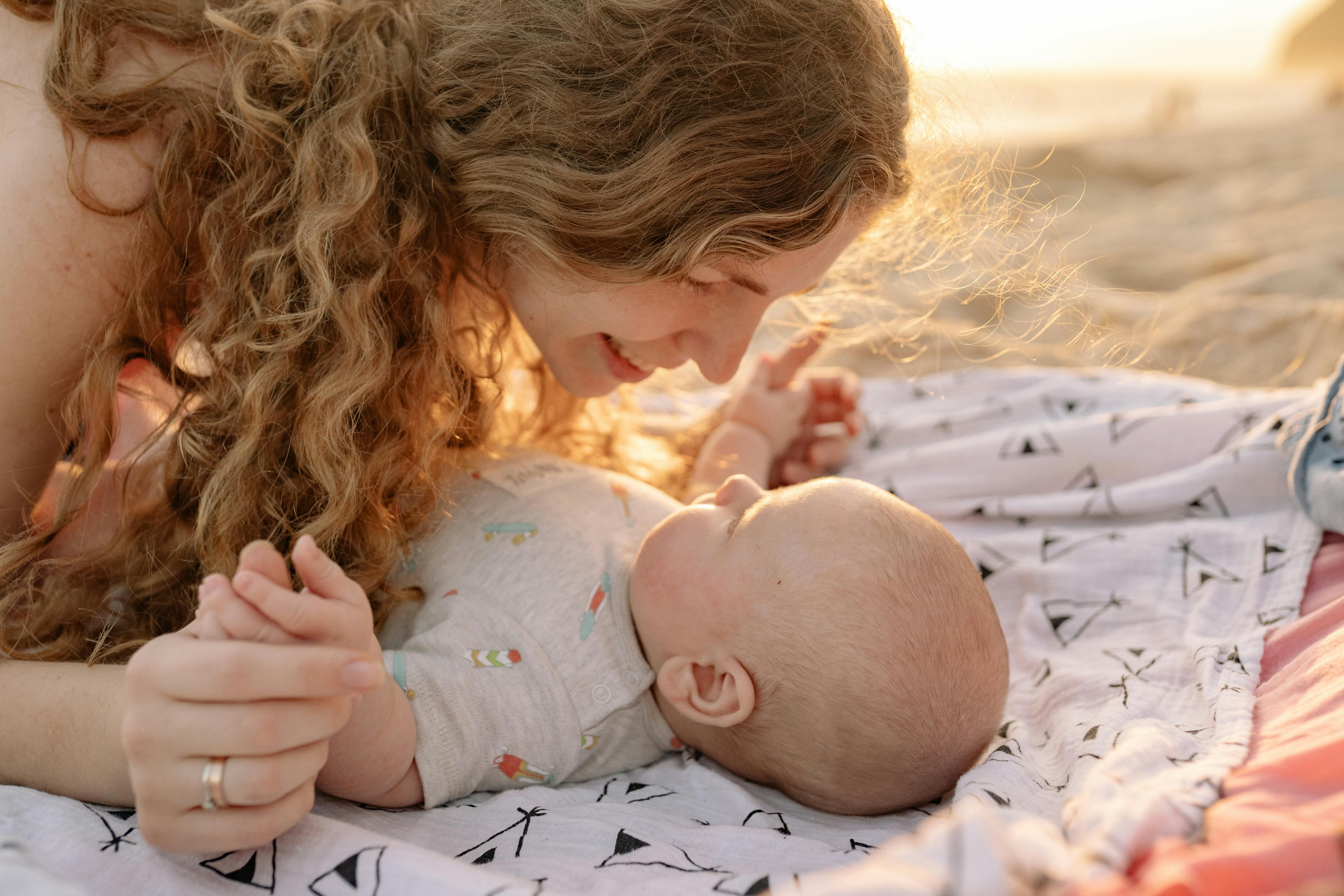 Eine Frau, die mit ihrem Baby zusammen ist | Quelle: Pexels