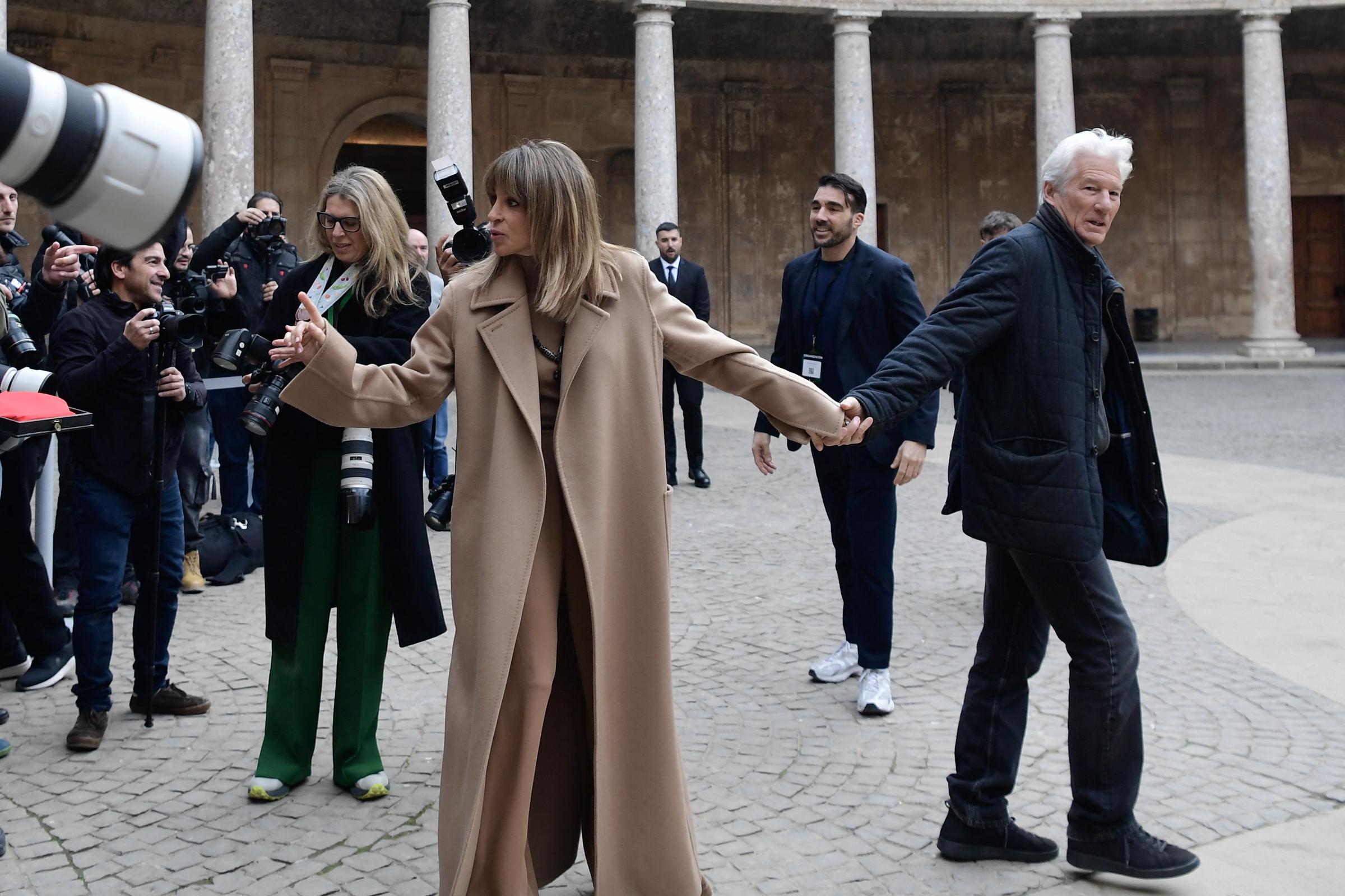 Richard Gere und Alejandra Silva kamen im Februar 2025 Hand in Hand zu einer Goya-Verleihung in Granada. Gere sagte, der Umzug nach Spanien sei zum Teil ein Weg gewesen, Silva die gleiche Möglichkeit zu geben, in der Nähe ihrer Familie und ihrer Kultur zu leben, wie sie es ihm in den Vereinigten Staaten ermöglicht hatte. | Quelle: Getty Images