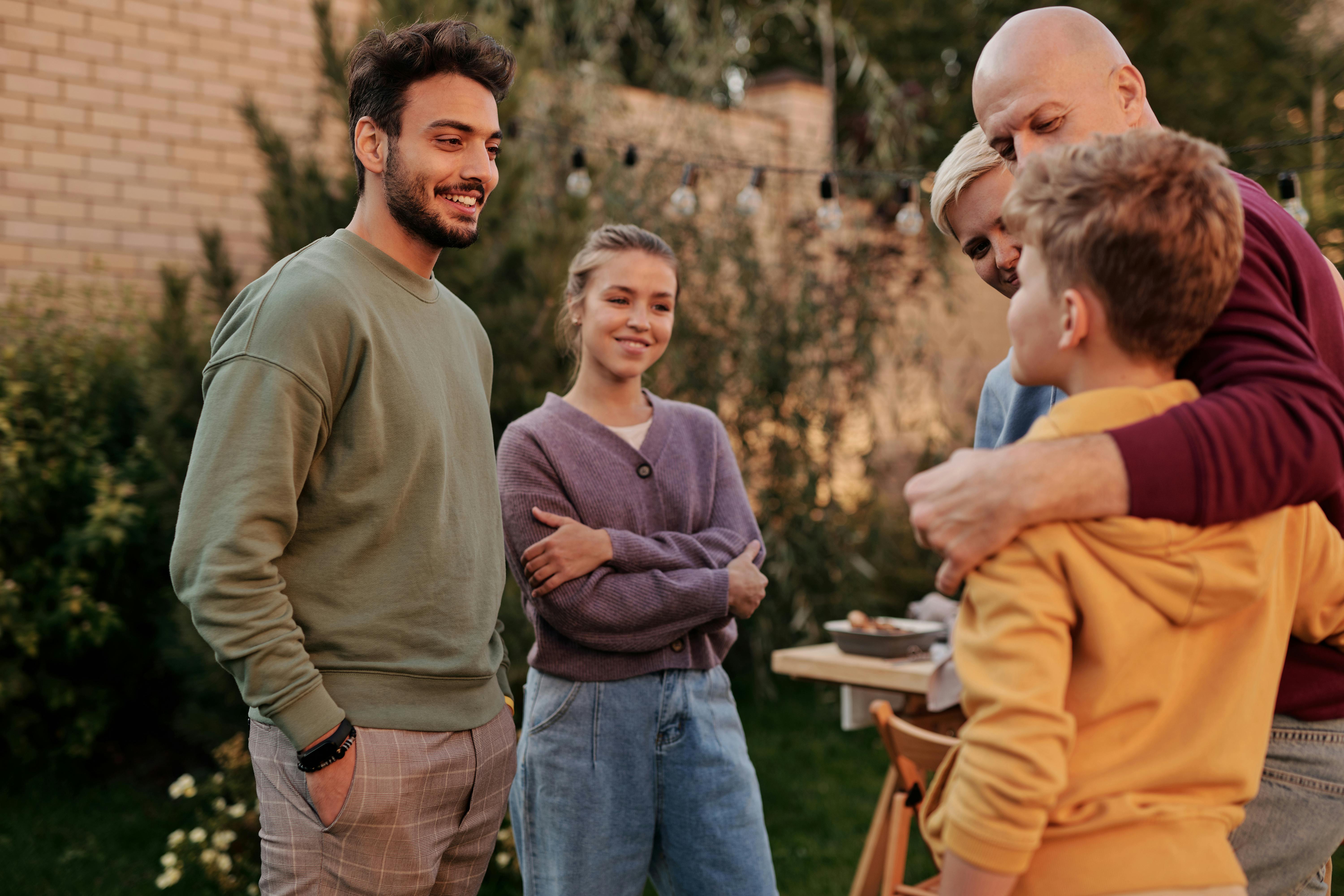 Eine Gruppe, die sich in einem Hof vergnügt | Quelle: Pexels