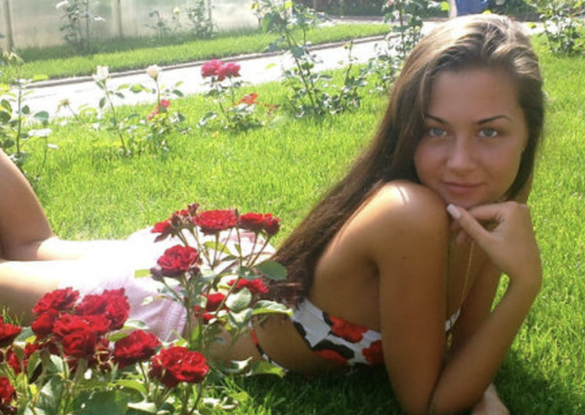 Das Mädchen liegt im Blumenbeet | Quelle: Shutterstock