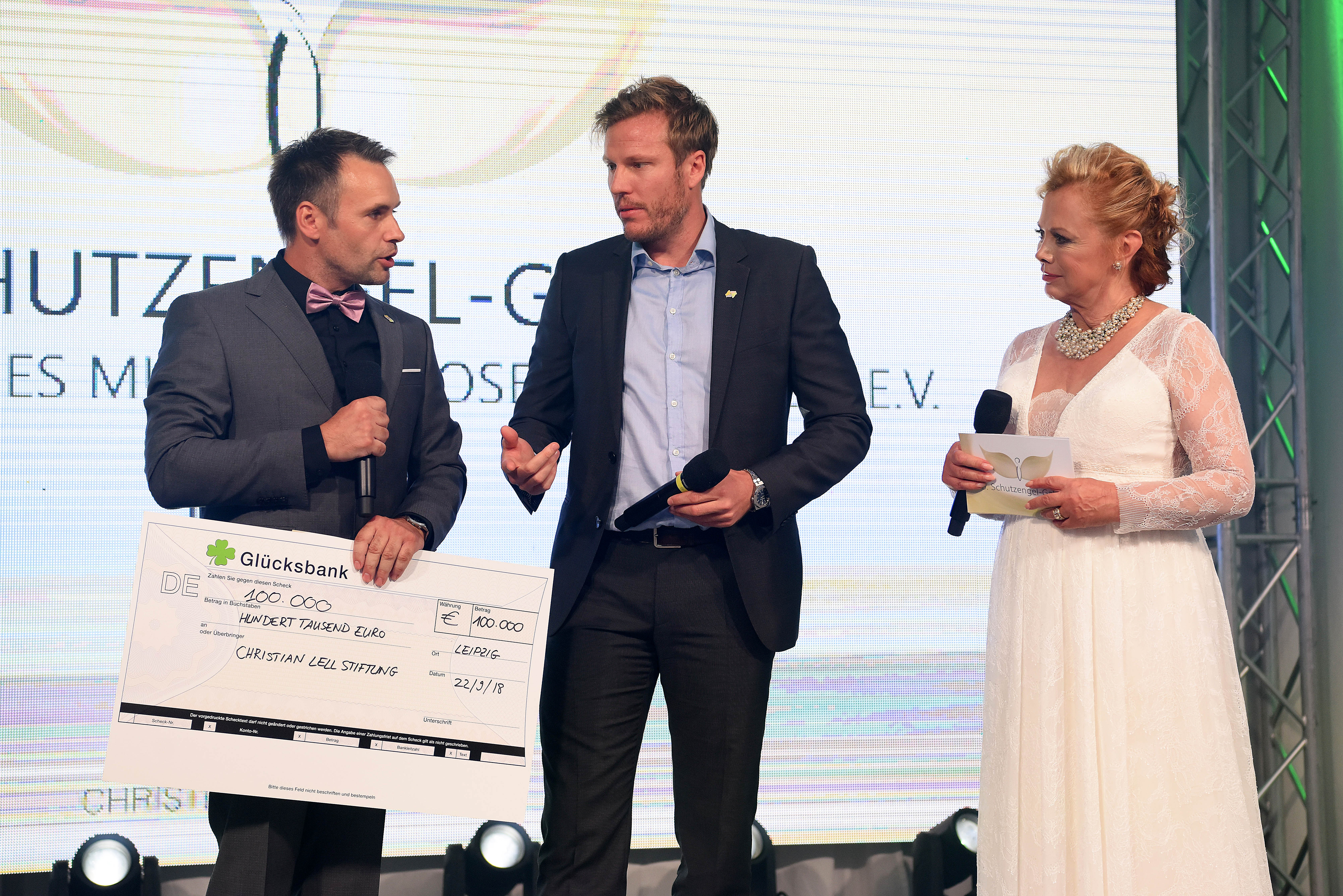Daniel Kemp, Christian Lell und Marijke Amado auf der Bühne während der 6. Schutzengel-Gala im Westin Hotel am 22. September 2018 in Leipzig | Quelle: Getty Images