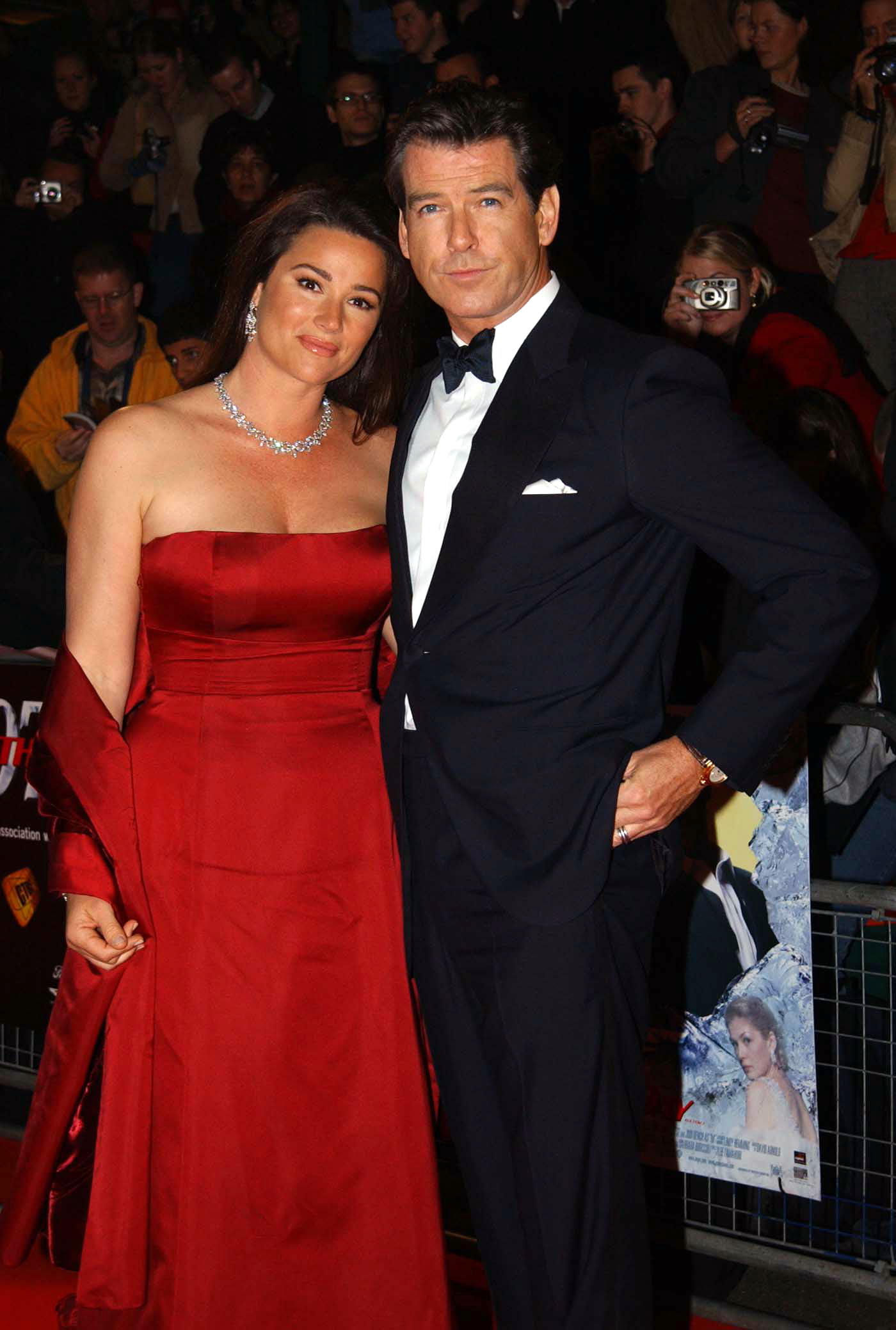 Keelys elegantes rotes Abendkleid und ihr langes braunes Haar erinnerten an ihren glamourösen Look von 1997, und Pierce posierte wieder stolz an ihrer Seite. | Quelle: Getty Images.