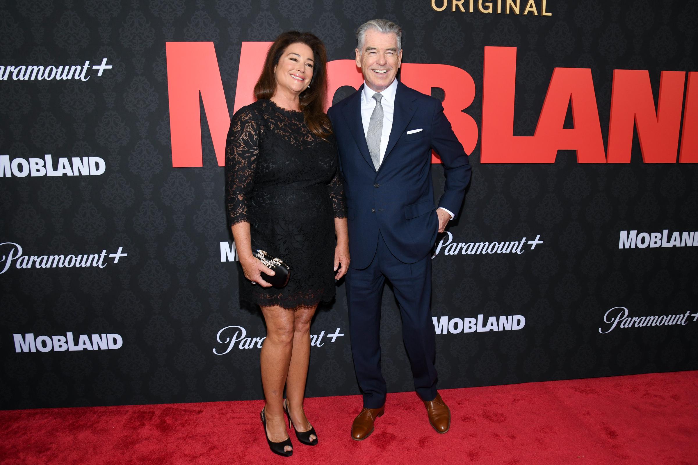 Keely Shaye Smith und Pierce Brosnan lächelten bei der Premiere, als sie auf dem roten Teppich für die Kameras posierten. | Quelle: Getty Images