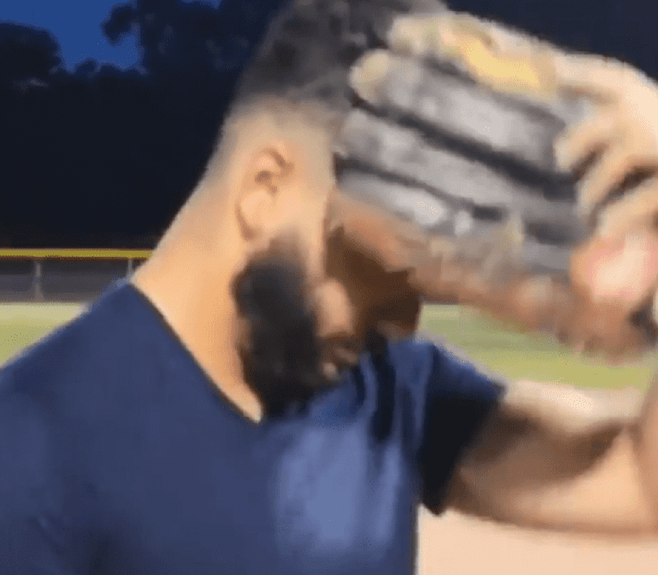 Leonardo Avila nimmt einen Baseballhandschuh vom Gesicht, um seine Überraschung zu sehen. | Quelle: Instagram.com/wvtm13
