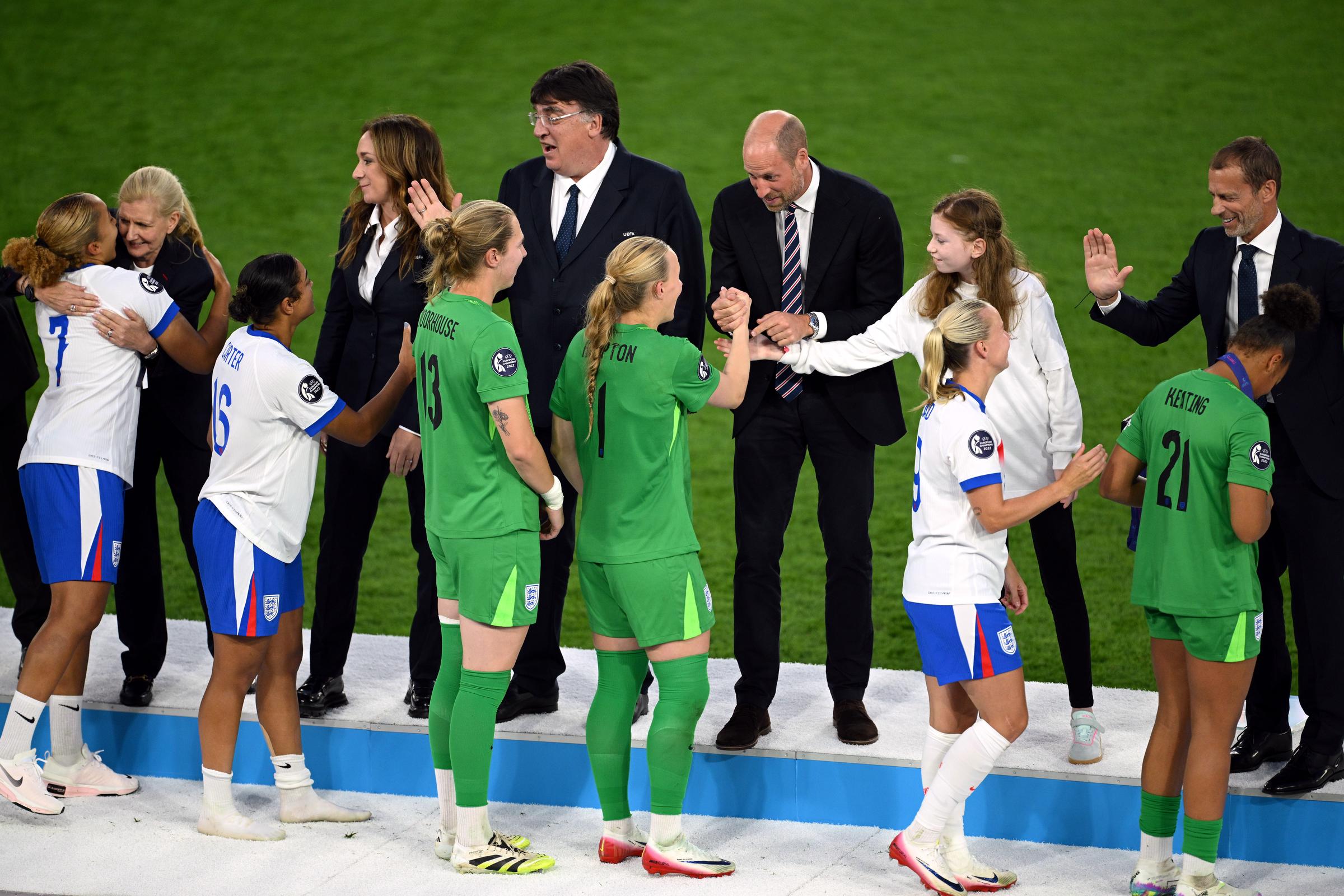 Die Löwinnen und die spanische Mannschaft begrüßen Prinz William und andere Würdenträger bei der Medaillenübergabe nach dem Endspiel der UEFA Women's EURO in der Schweiz am 27. Juli 2025 | Quelle: Getty Images