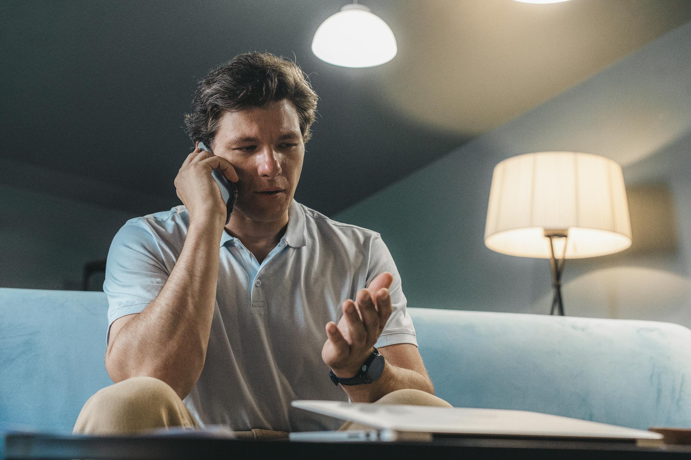 Ein ernster Mann, der mit seinem Telefon spricht | Quelle: Pexels