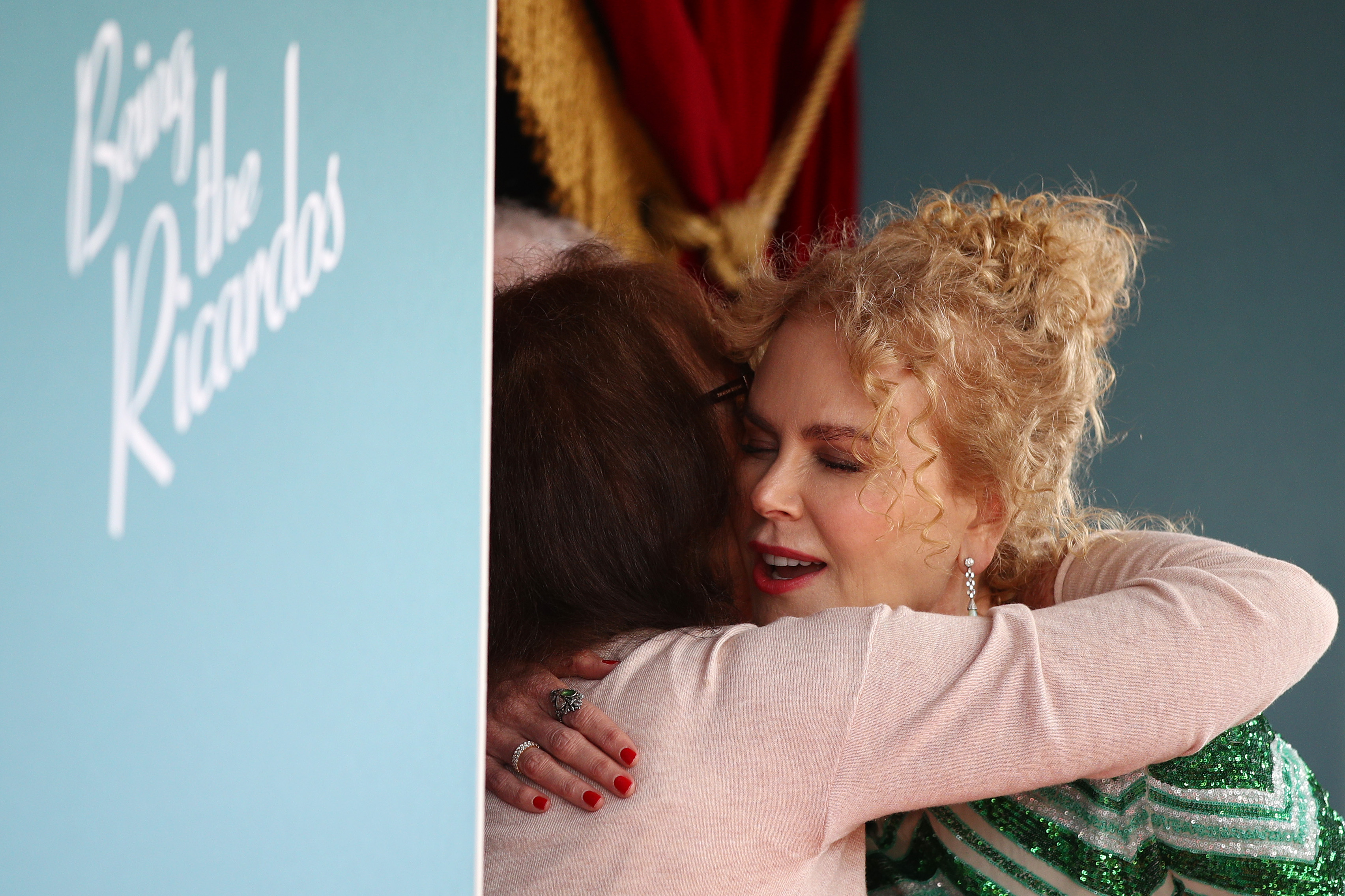 Nicole Kidman umarmt ihre Mutter Janelle Anne Kidman am 15. Dezember 2021 in Sydney, Australien | Quelle: Getty Images