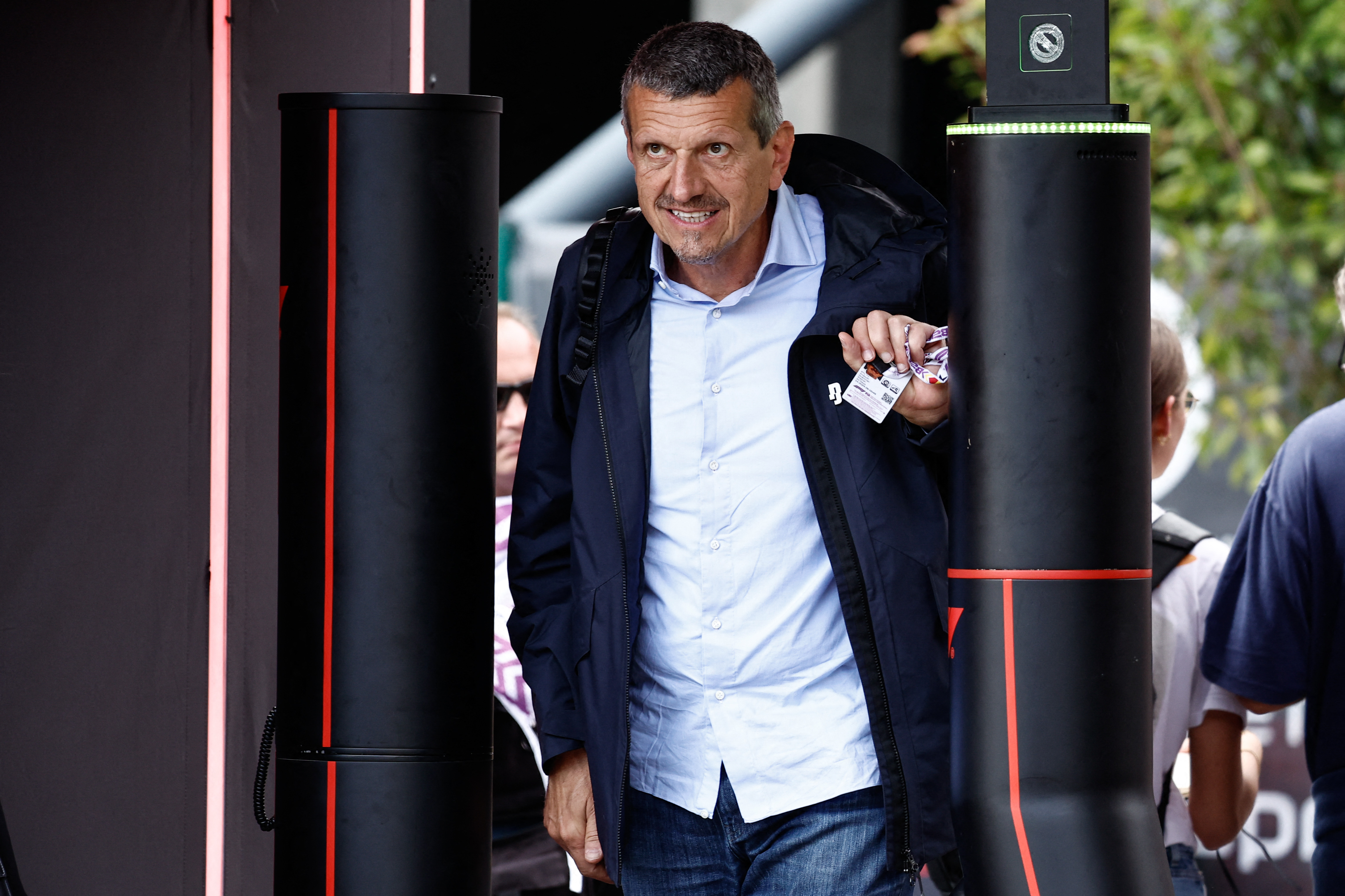 Günther Steiner bei einem Spaziergang durch das Fahrerlager vor dem Großen Preis von Belgien der Formel 1 am 26. Juli 2024. | Quelle: Getty Images