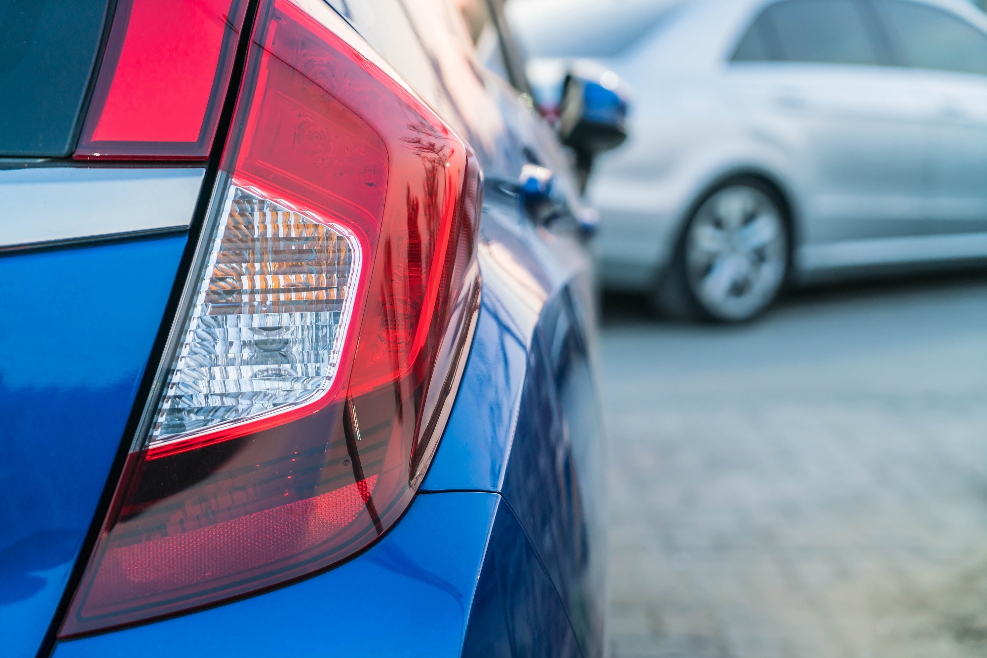 Eine Nahaufnahme des Rücklichts eines Autos | Quelle: Freepik