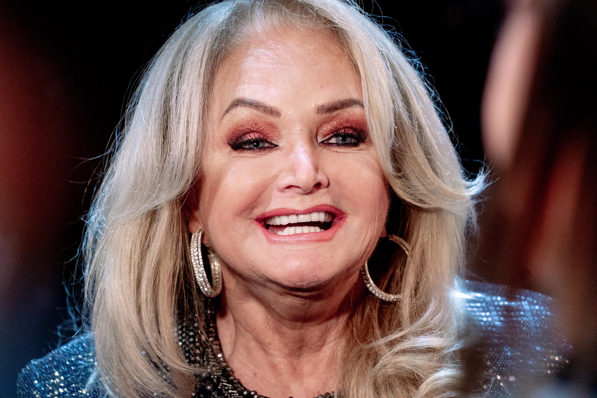 Der Fan wusste also, dass die Affäre nicht lange halten würde. Bei dieser Veranstaltung war Bonnie Tyler bei der „25 Jahre Tanz der Vampire“-Fotocall im Palladium Theater Stuttgart am 12. Oktober 2022 in Stuttgart, Deutschland. | Quelle: Getty Images