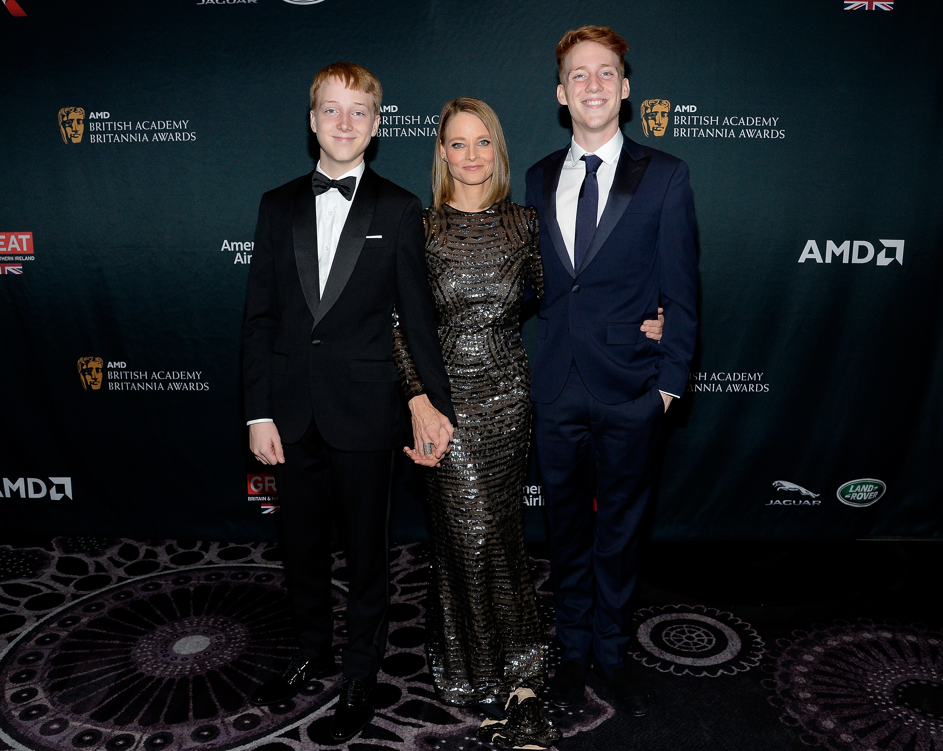 Kit Bernard Foster, Jodie Foster und Charles Bernard Foster bei den AMD British Academy Britannia Awards am 28. Oktober 2016 in Beverly Hills, Kalifornien | Quelle: Getty Images