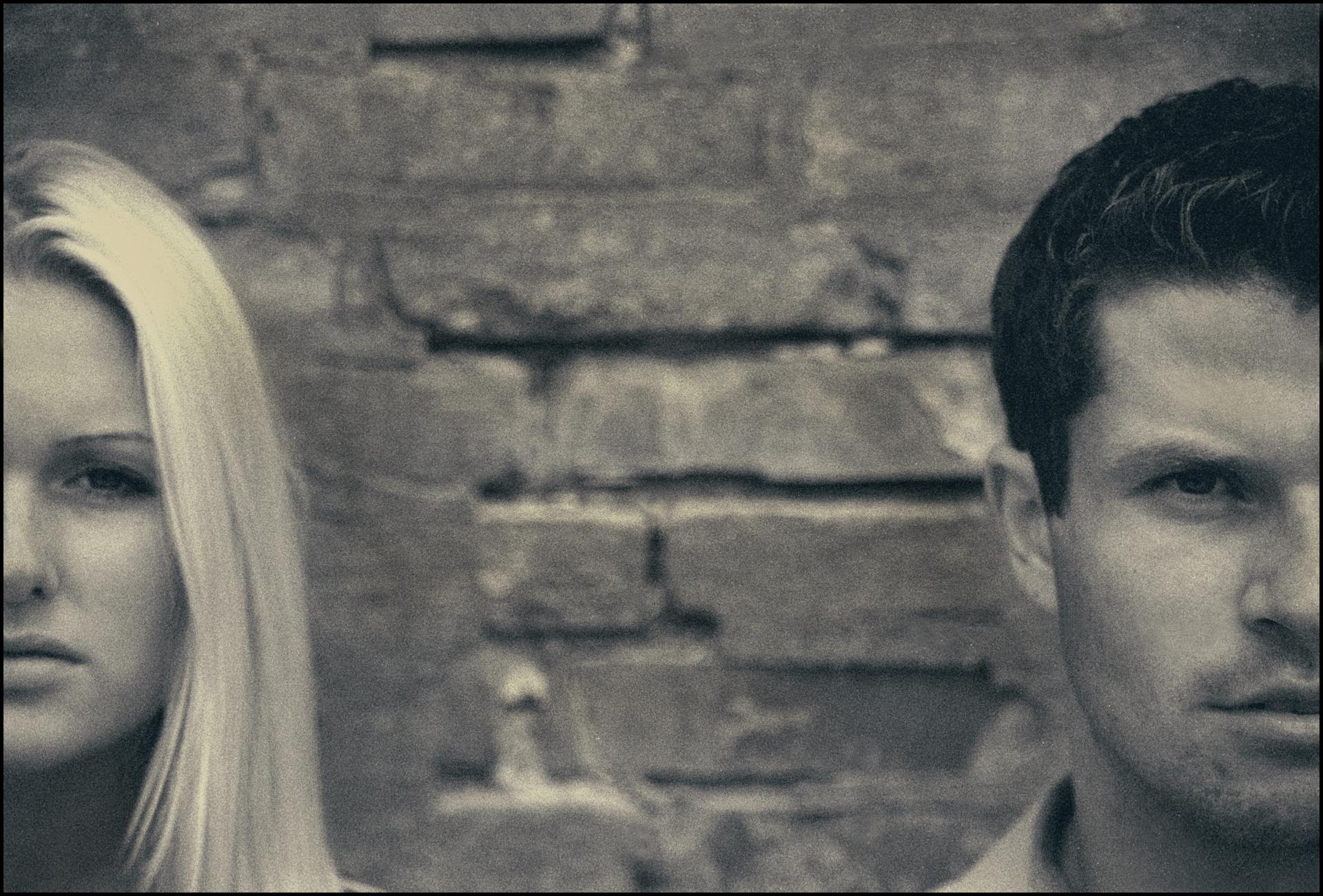 Ein Graustufenfoto von einem getrennt stehenden Paar | Quelle: Pexels
