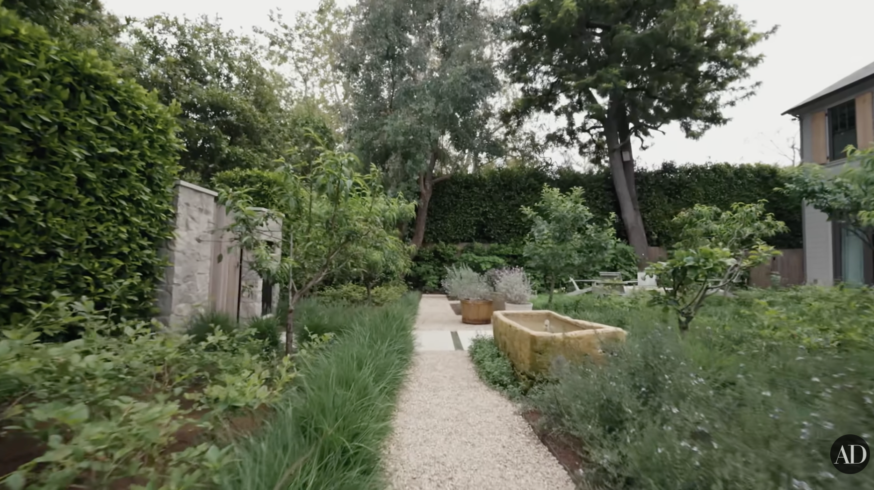 Der mit Obstbäumen und Sträuchern gesäumte Garten von Jennifer Garner im YouTube-Video von Architectural Digest vom 4. September 2024. | Quelle: YouTube/Architectural Digest