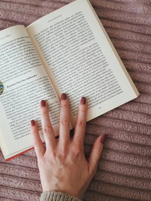 Eine Frau liest ein Buch | Quelle: Pexels