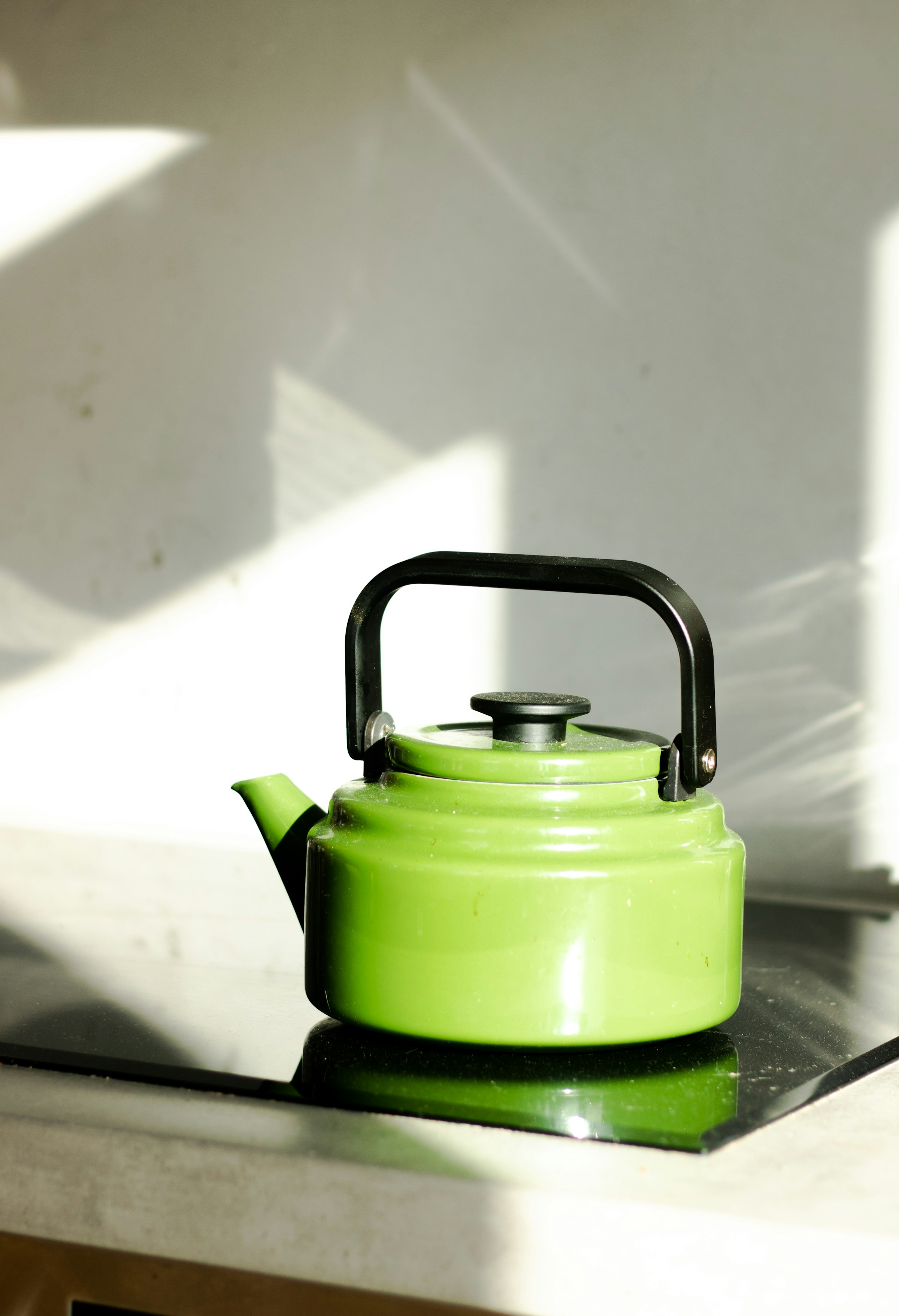 Ein grüner Teekessel auf dem Herd | Quelle: Unsplash