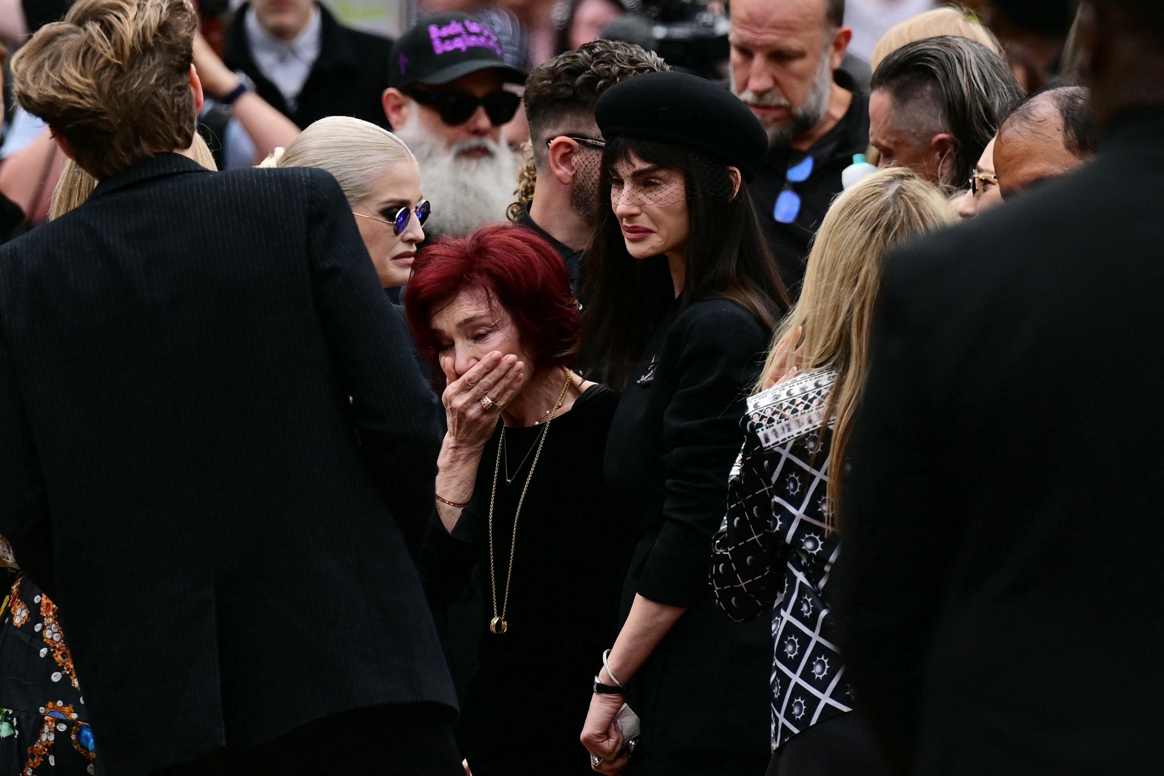 Sharon, Kelly und Aimee Osbourne reagieren auf die Tribute, die während Ozzys Trauerzug in Birmingham am 30. Juli 2025 an der Black Sabbath Bridge Bank hinterlassen wurden | Quelle: Getty Images
