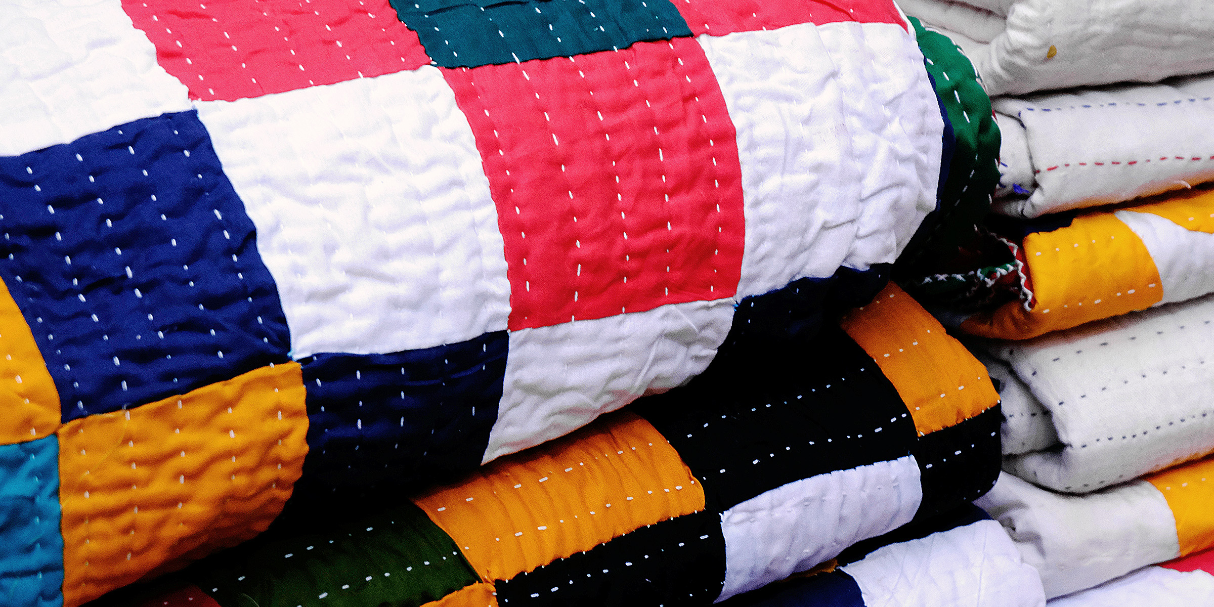 Eine Nahaufnahme von Decken | Quelle: Shutterstock