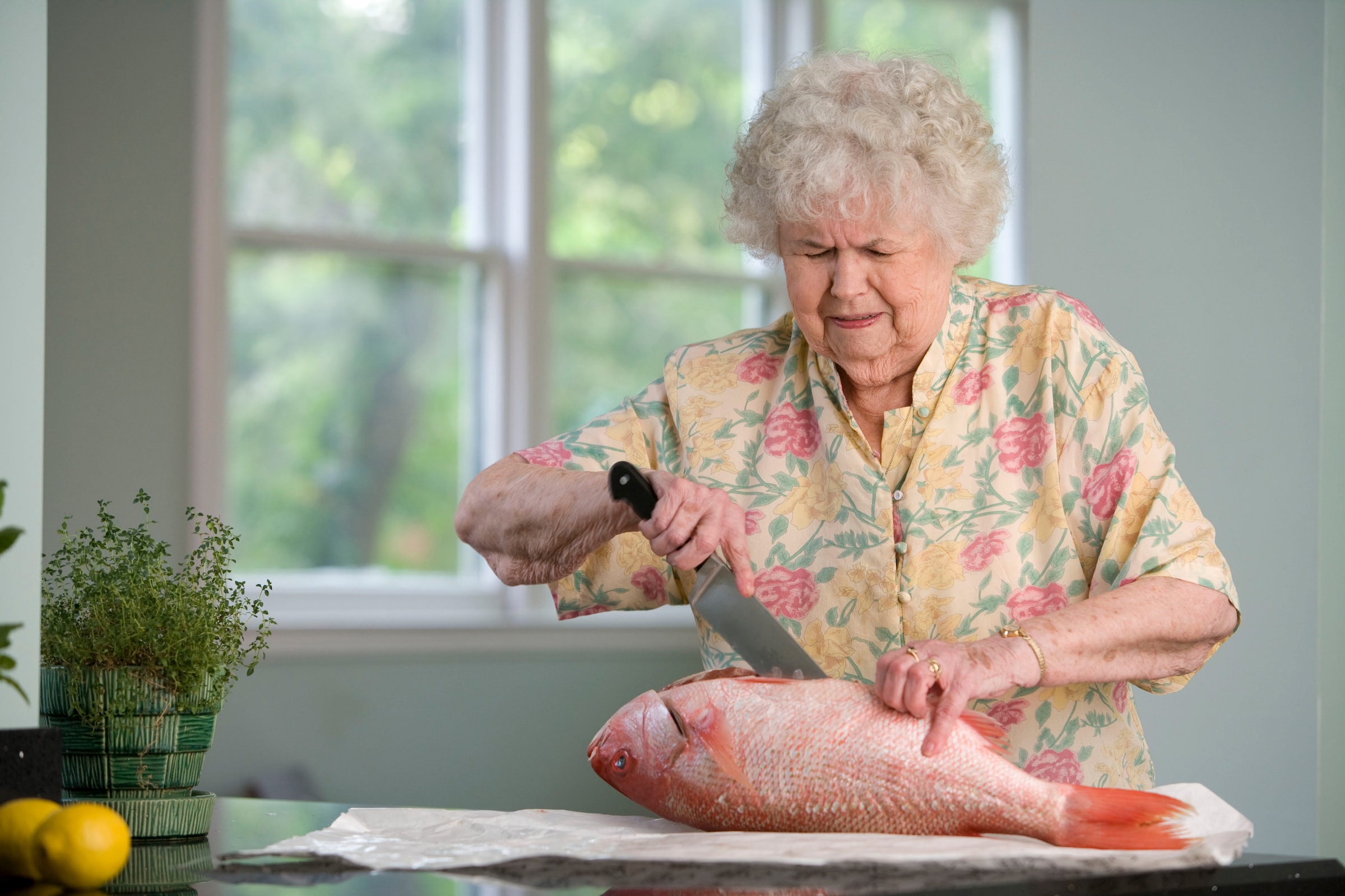 Alte Frau beim Kochen | Quelle: Unsplash