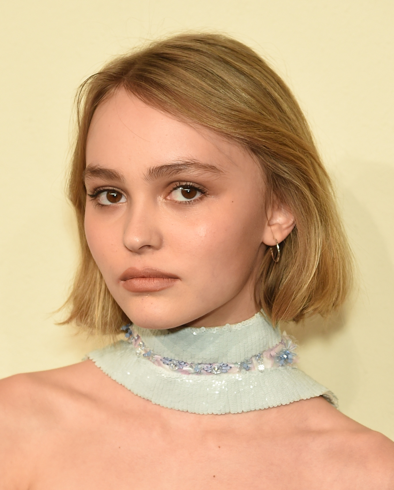Lily-Rose Depp besucht am 31. März 2015 in New York City die Veranstaltung zur Métiers d’Art-Kollektion 2014/15 von Chanel mit dem Thema „Paris-Salzburg“. Dieser Auftritt unterstreicht ihre frühe Präsenz in der Modebranche – schon Jahre bevor ihr jüngster Look am Set von „Playmates“ online für Aufsehen sorgte. | Quelle: Getty Images