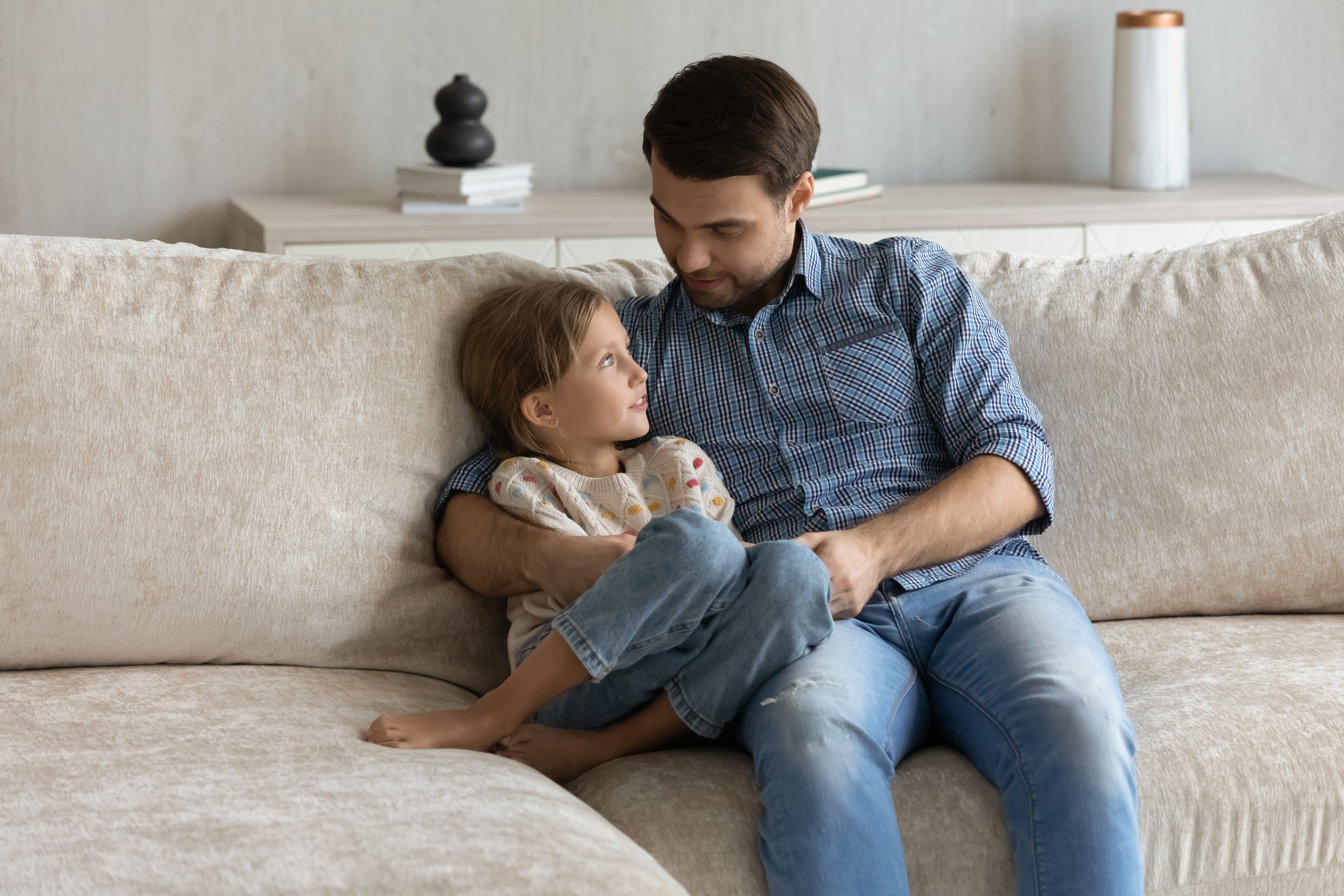 Ein Vater im Gespräch mit seinem kleinen Mädchen | Quelle: Shutterstock