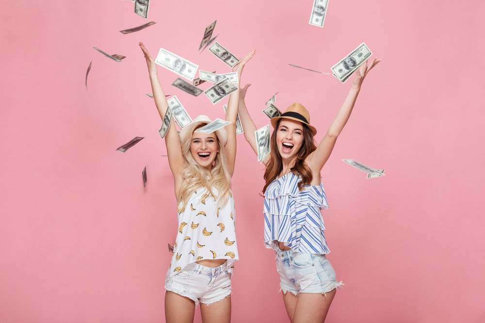 Zwei Teenagerin freuen sich über das Geld. | Quelle: Shuttertock