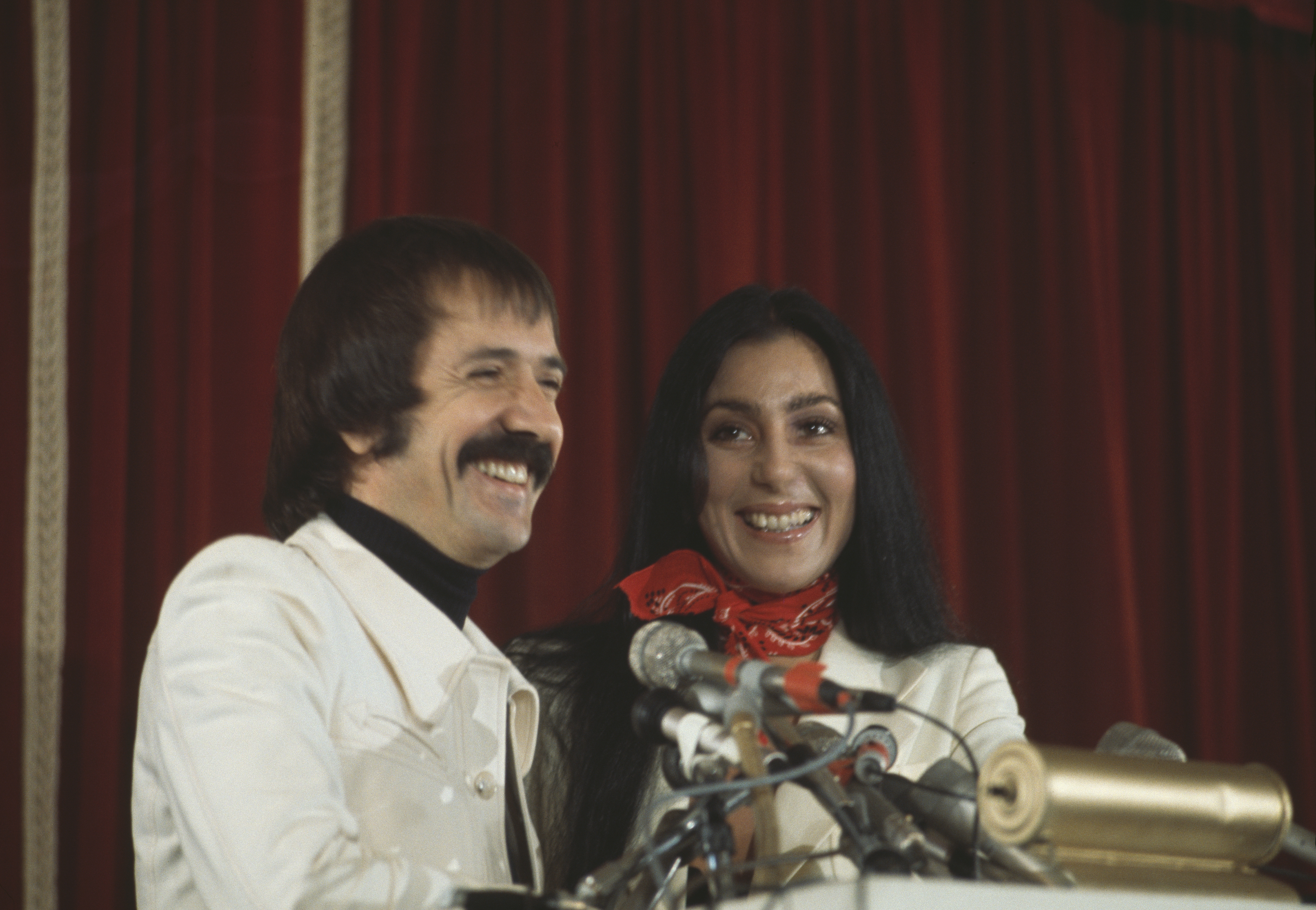 Sonny Bono und Cher in Hollywood, Kalifornien, 4. Dezember 1975 | Quelle: Getty Images