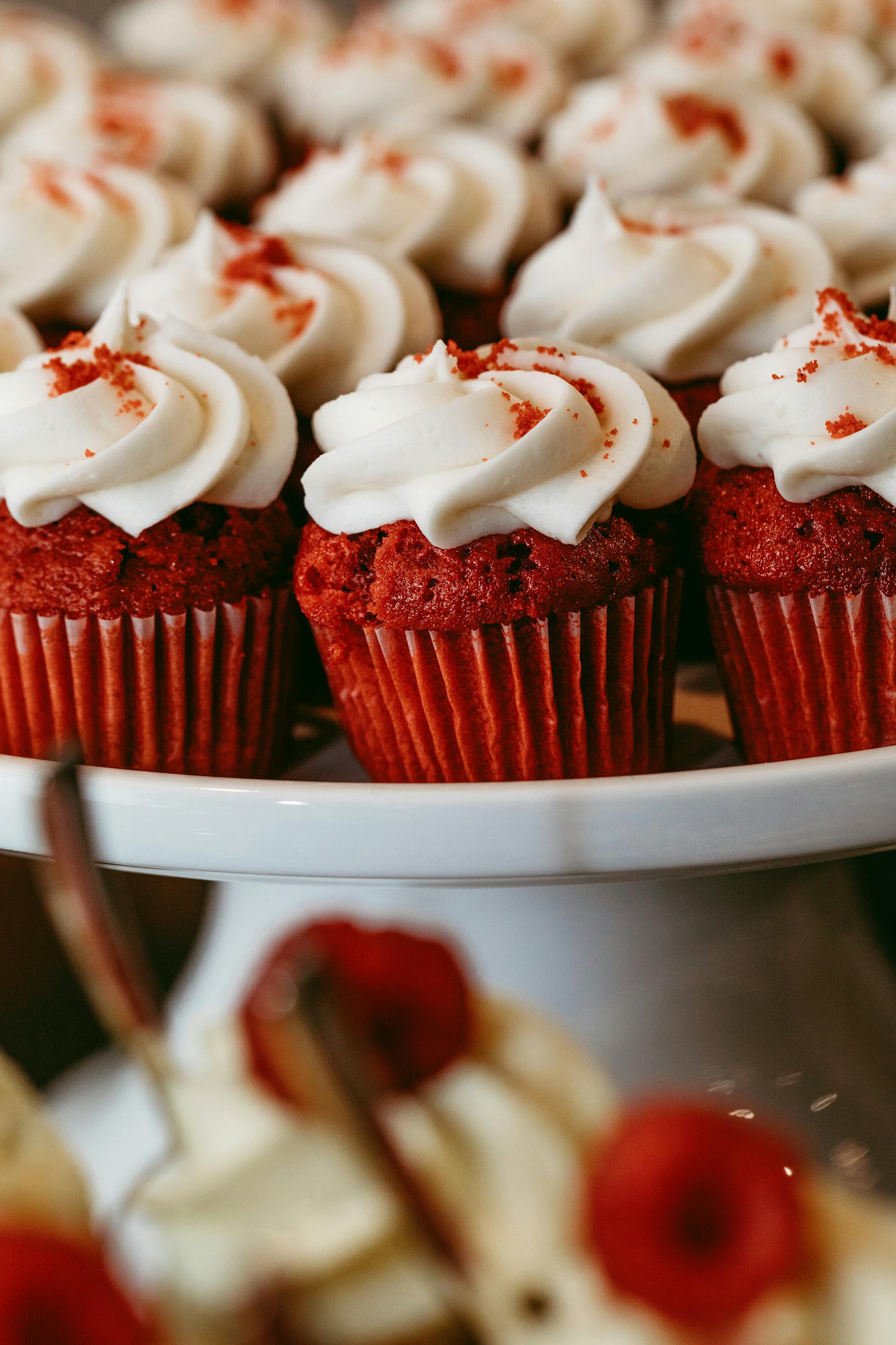 Eine Nahaufnahme von roten Samt-Cupcakes | Quelle: Pexels