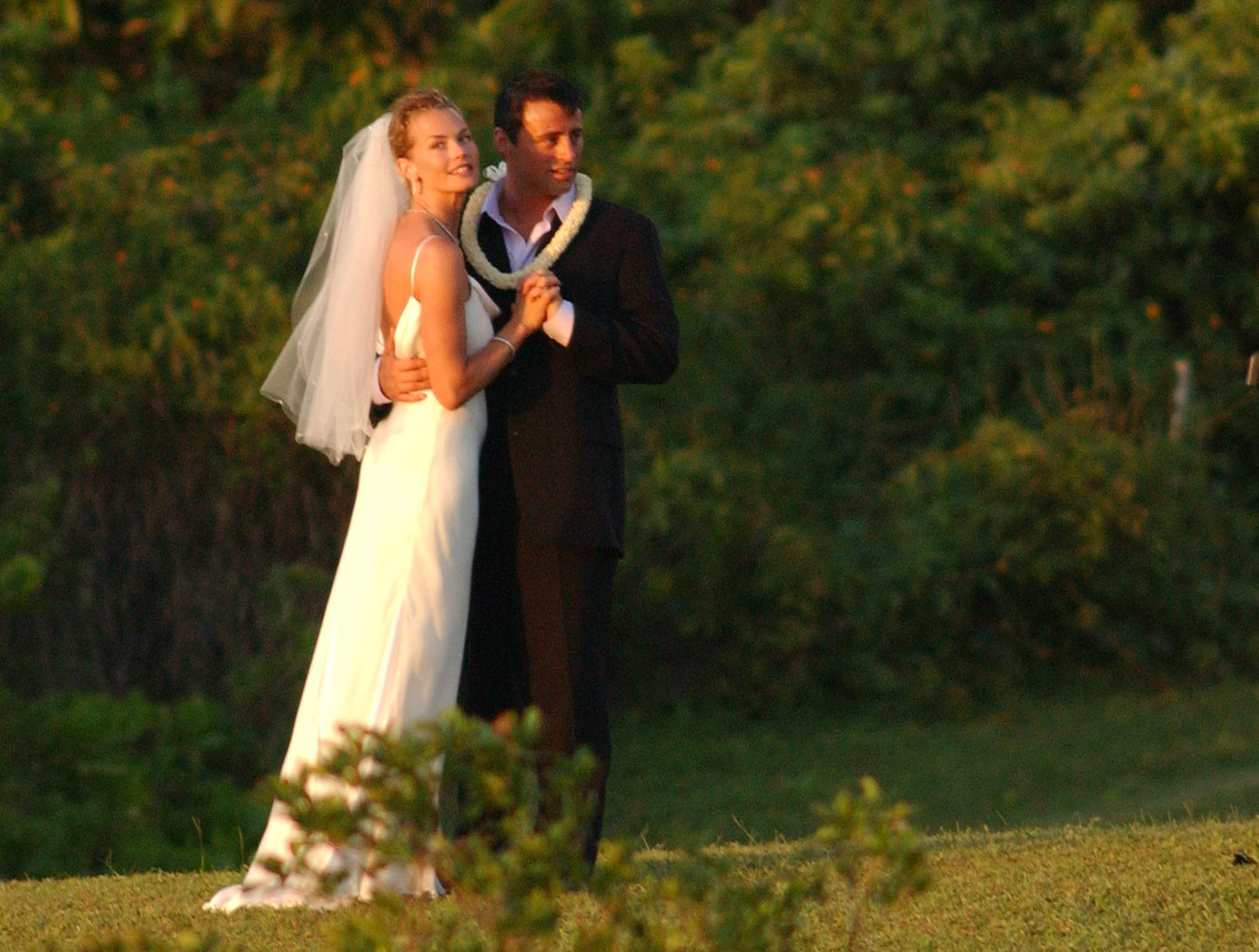 Melissa McKnight und Matt LeBlanc an ihrem Hochzeitstag am 3. Mai 2003 in Kilauea, Hawaii. | Quellen: Getty Images