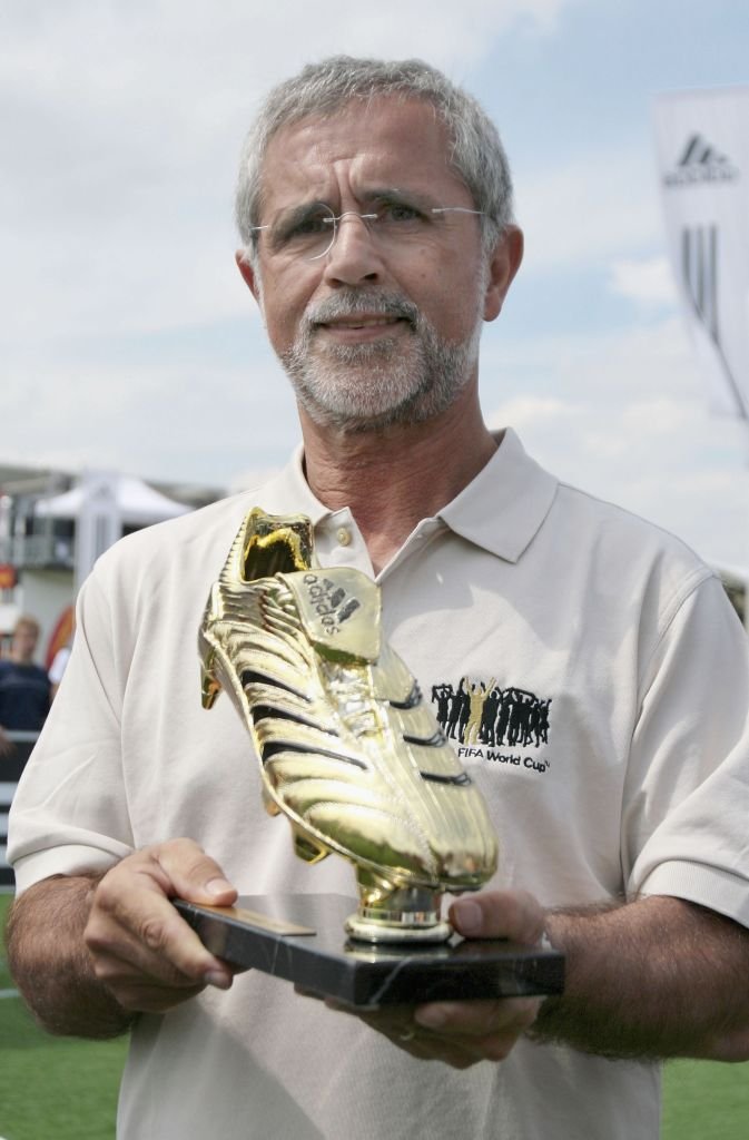 Der ehemalige Fußballspieler Gerd Müller überreicht die Adidas Golden Boot Trophy am 29. Juni 2006 in der Adidas World of Football in Berlin. I Quelle: Foto von Getty Images für adidas