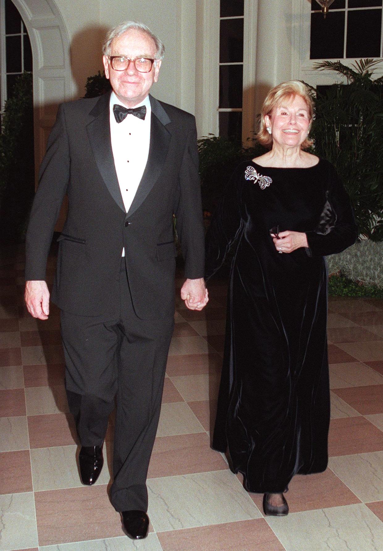 Warren und Susan Buffett nehmen am 5. Februar 1998 an einem Staatsdinner zu Ehren von Tony Blair und Cherie im Weißen Haus teil. | Quelle: Getty Images