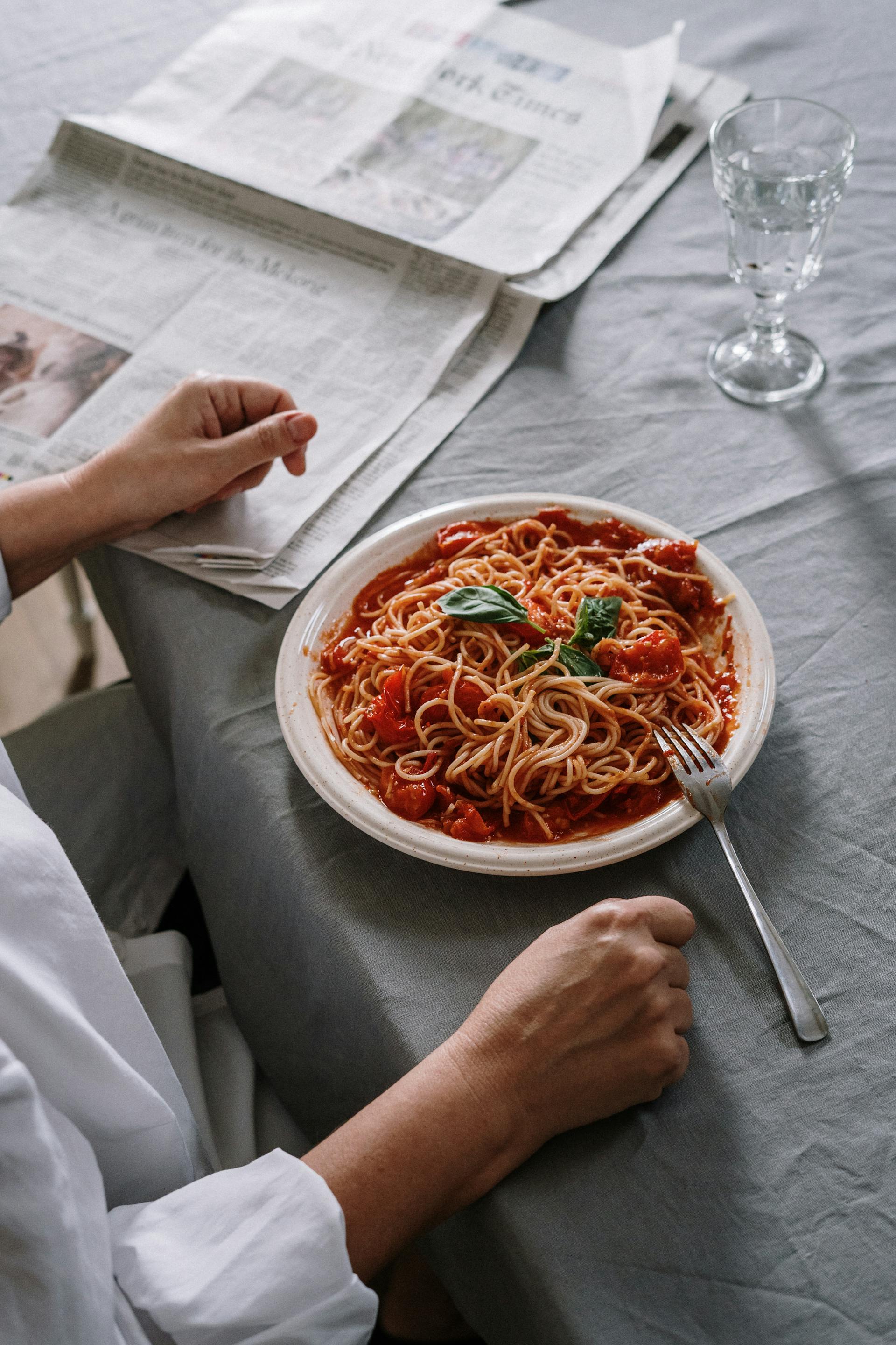 Ein Mann an einem Tisch beim Abendessen | Quelle: Pexels